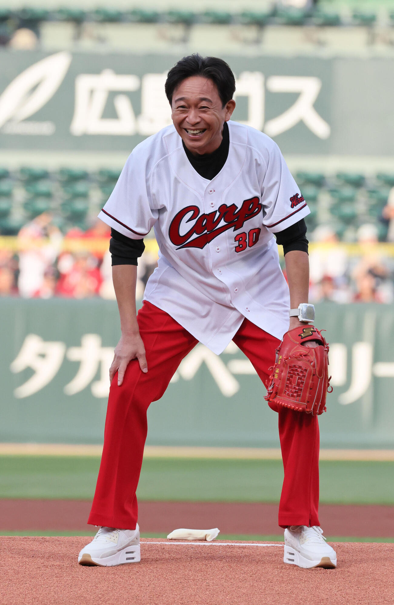 広島対ヤクルト　始球式に登場した城島茂（撮影・加藤孝規）