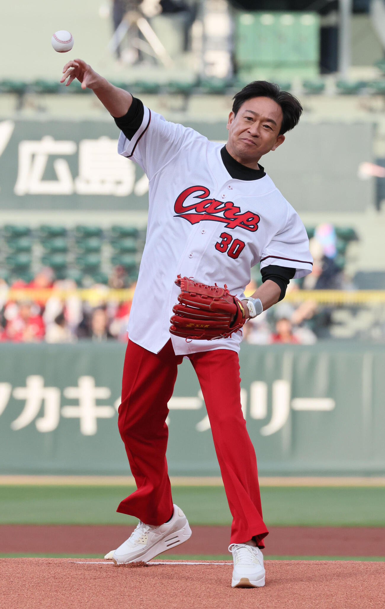 広島対ヤクルト　始球式に登場した城島茂（撮影・加藤孝規）