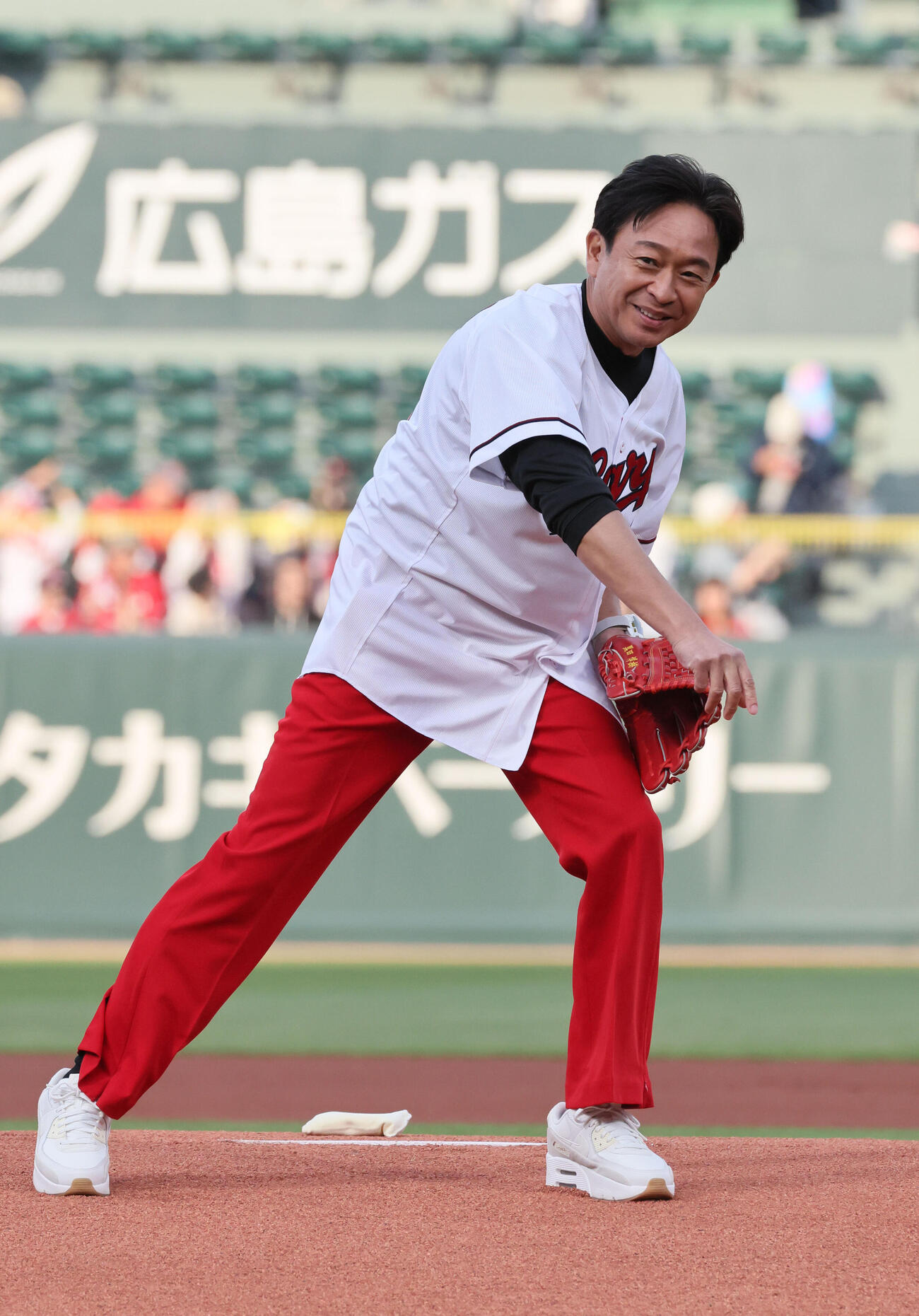 広島対ヤクルト　始球式に登場した城島茂（撮影・加藤孝規）