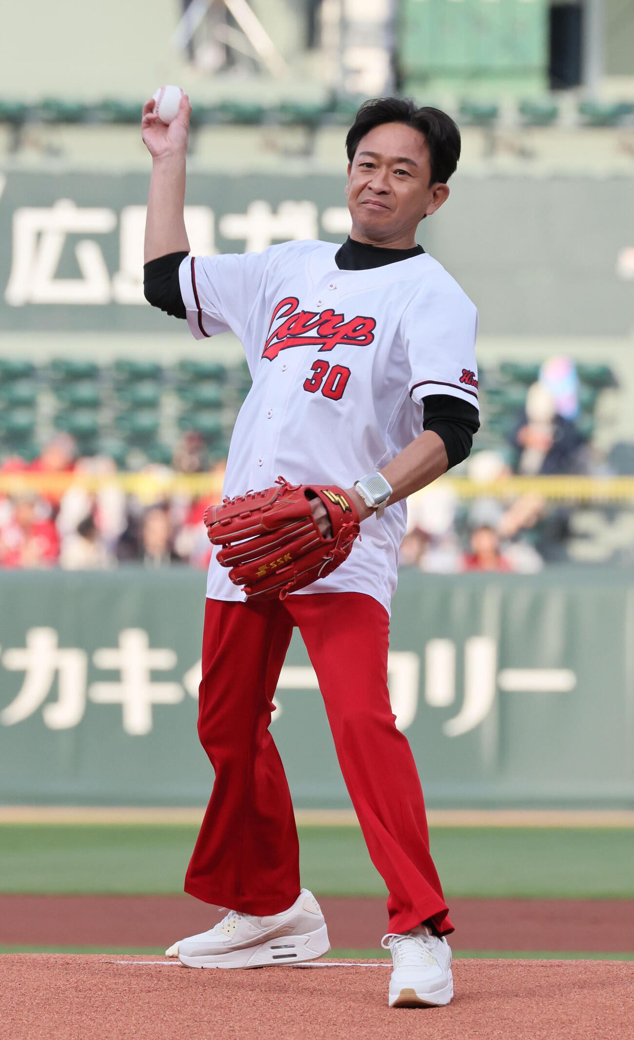 広島対ヤクルト　始球式に登場した城島茂（撮影・加藤孝規）