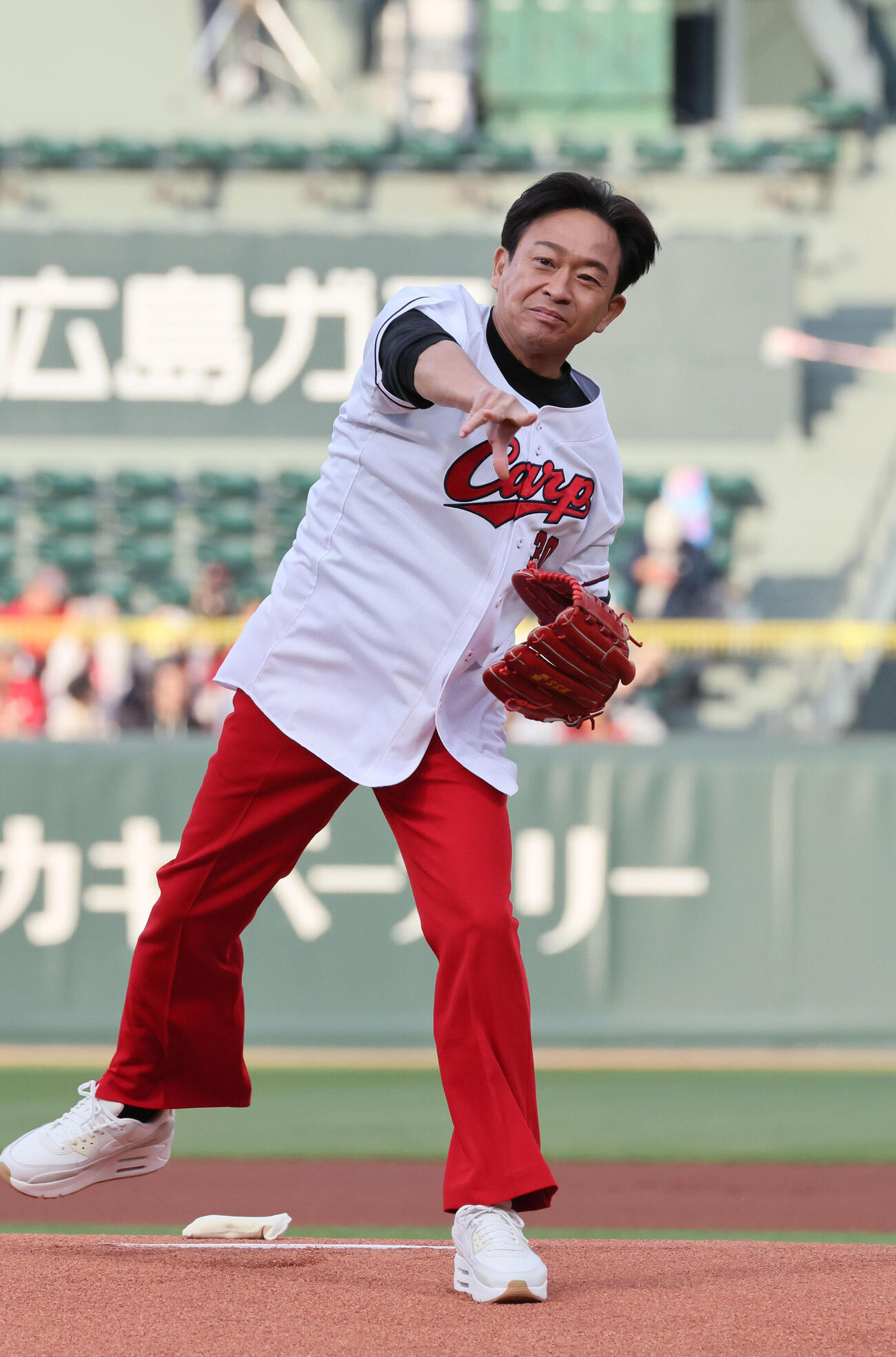 広島対ヤクルト　始球式に登場した城島茂（撮影・加藤孝規）