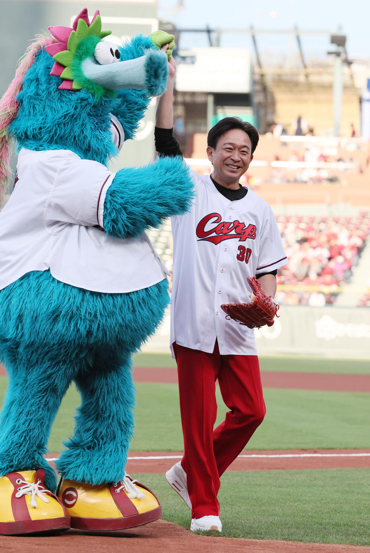 広島対ヤクルト　始球式に登場した城島茂。左はスラィリー（撮影・加藤孝規）