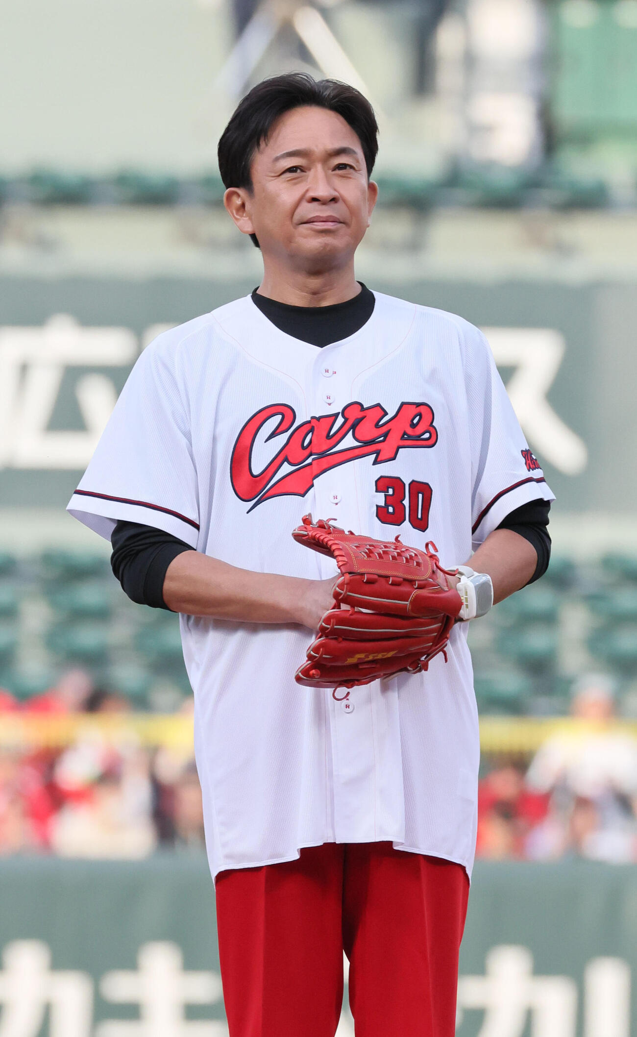 広島対ヤクルト　始球式に登場した城島茂（撮影・加藤孝規）
