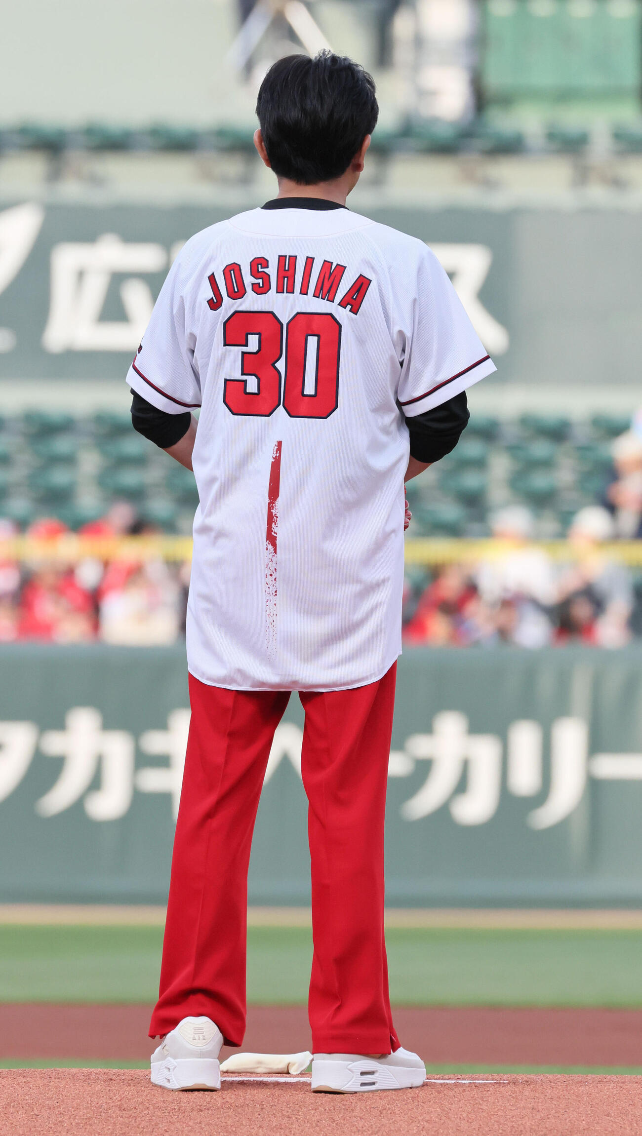 広島対ヤクルト　始球式に登場した城島茂（撮影・加藤孝規）