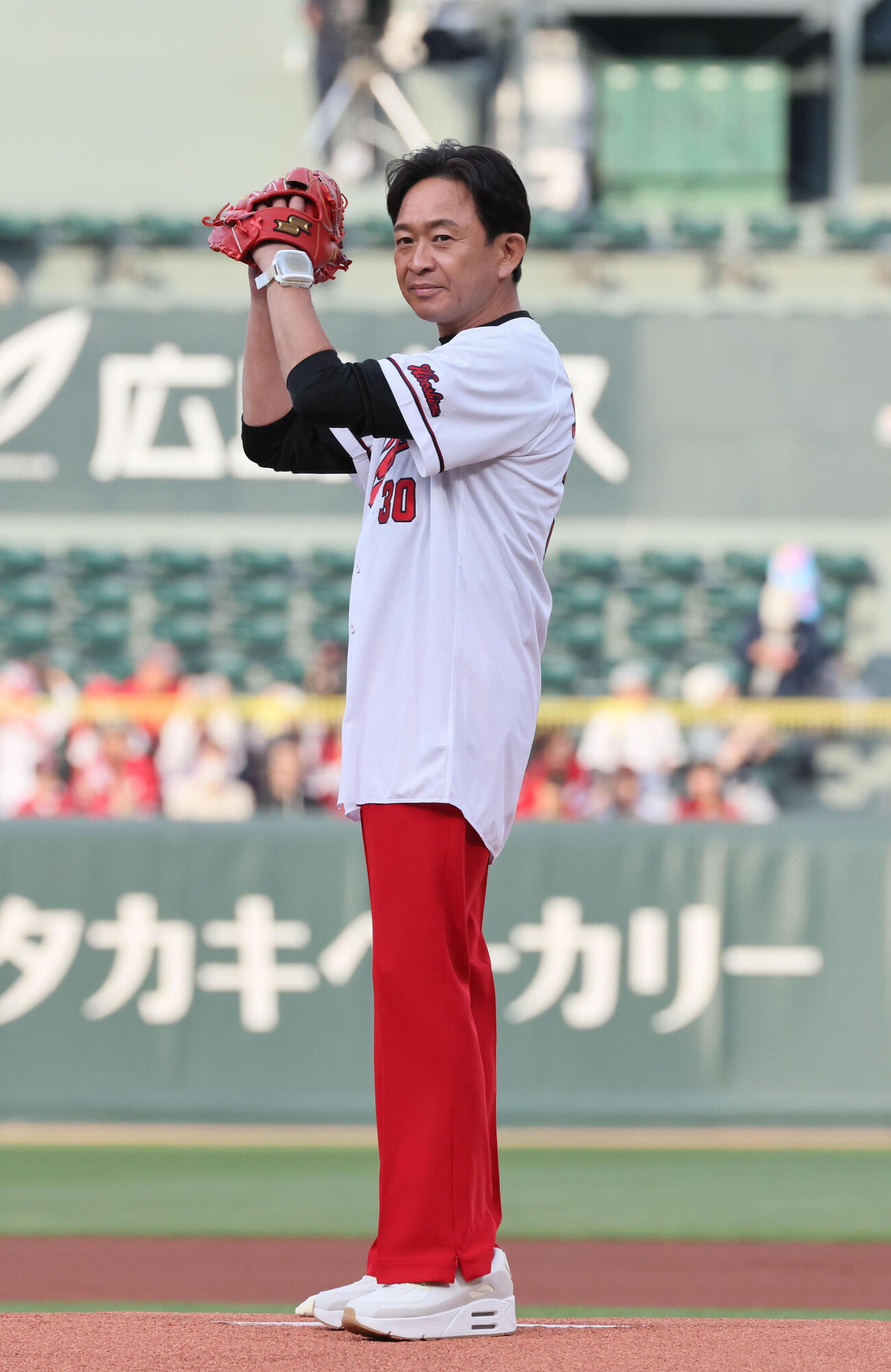 広島対ヤクルト　始球式に登場した城島茂（撮影・加藤孝規）