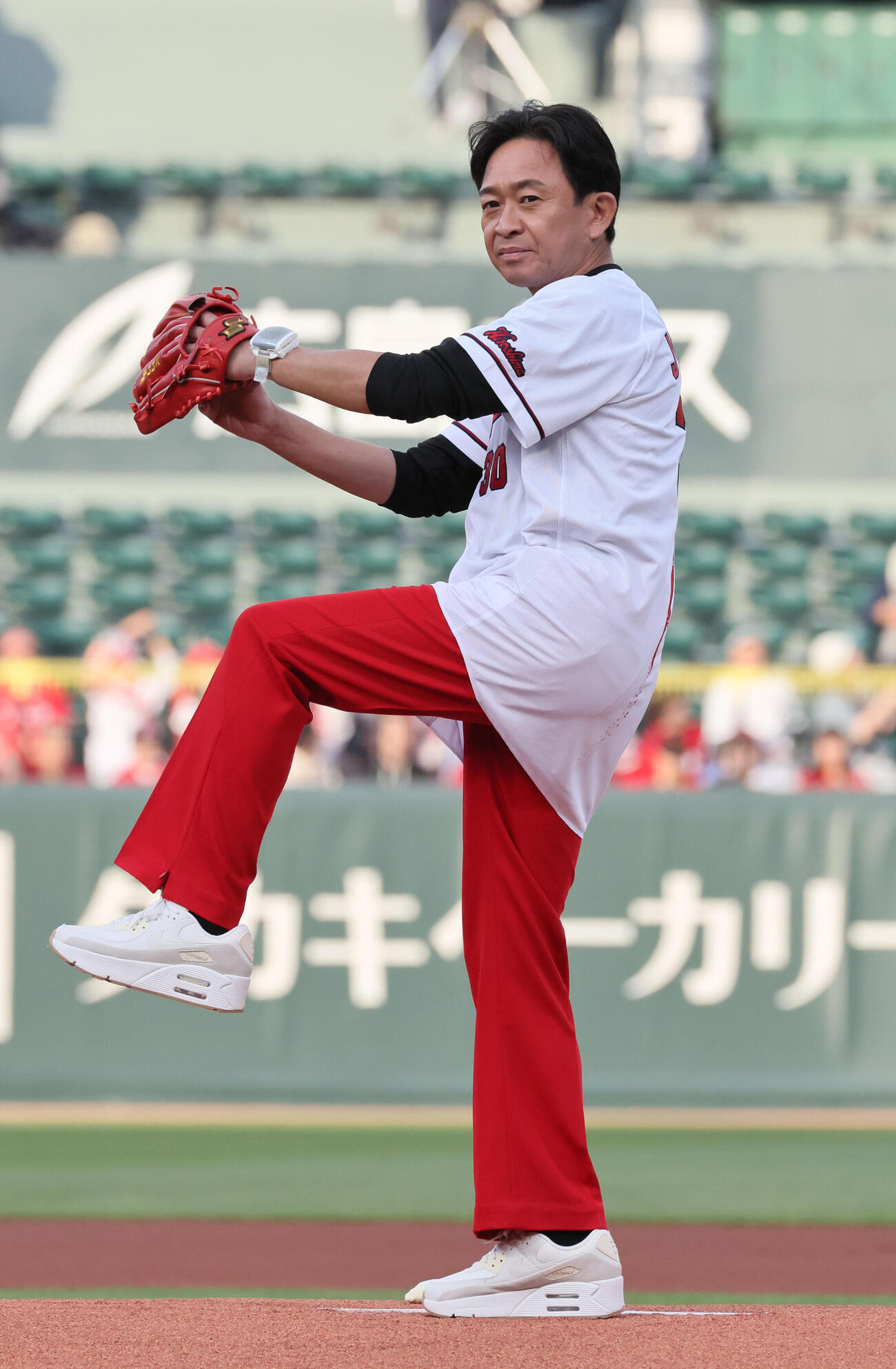 広島対ヤクルト　始球式に登場した城島茂（撮影・加藤孝規）
