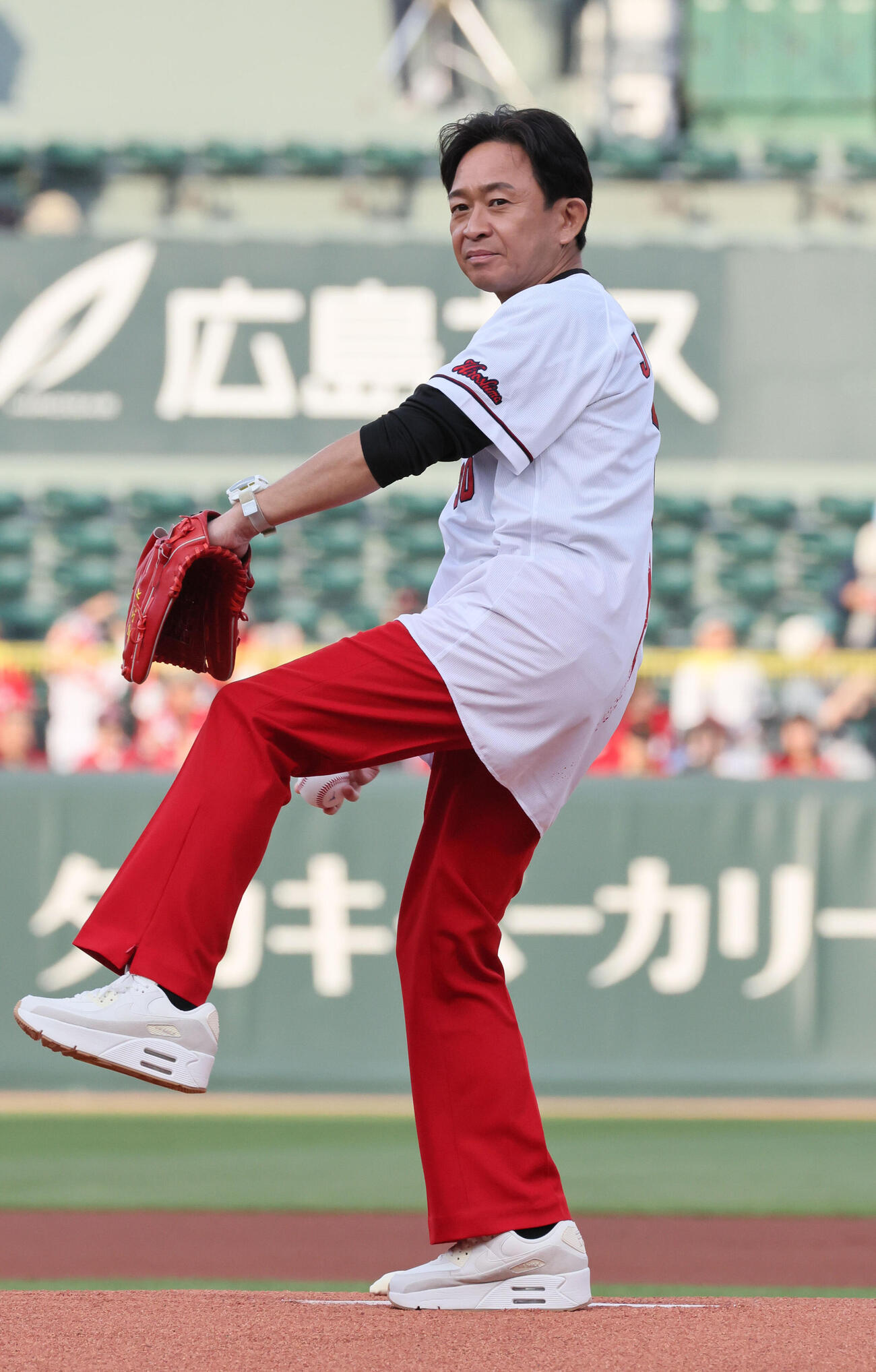 広島対ヤクルト　始球式に登場した城島茂（撮影・加藤孝規）