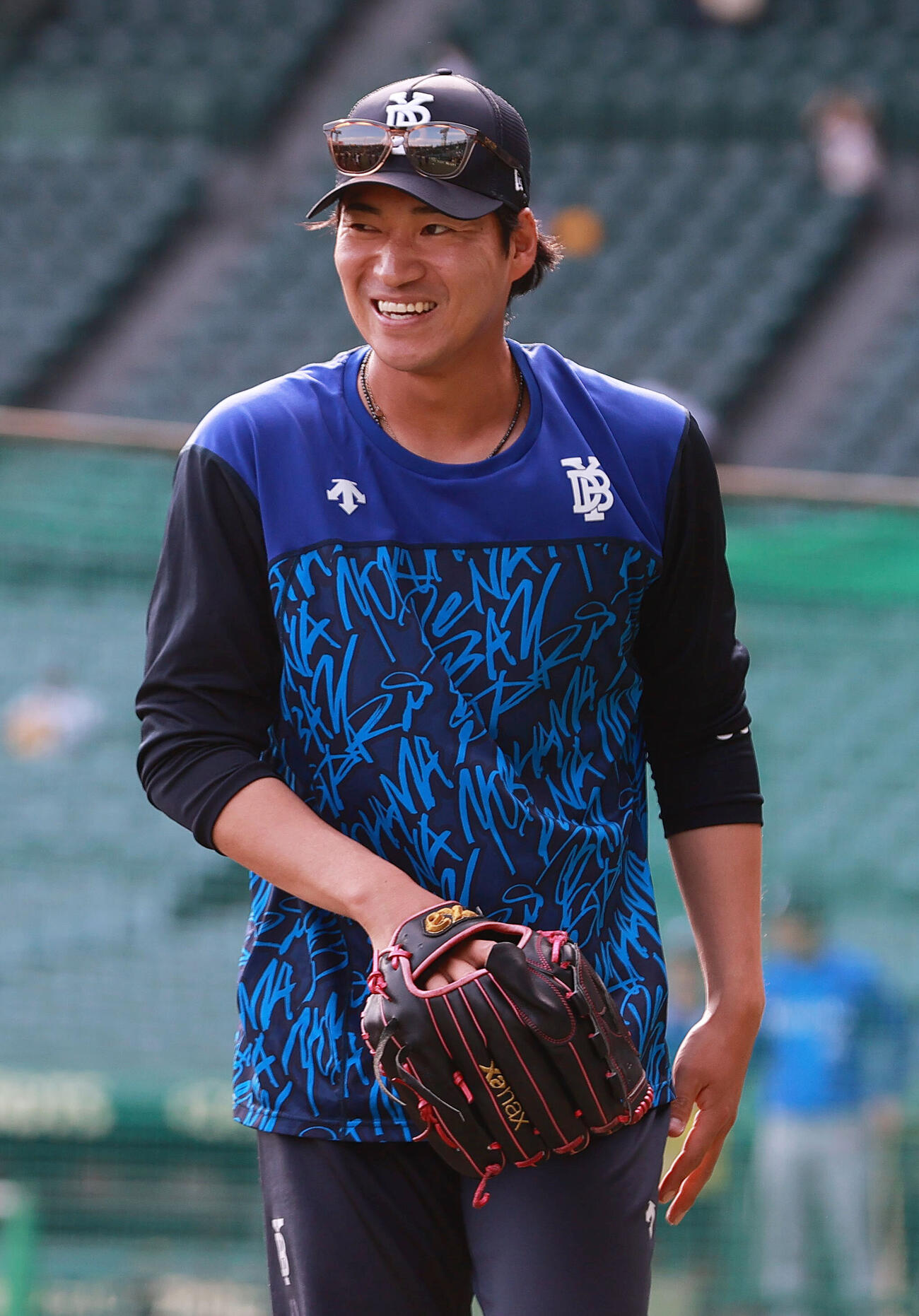 阪神対DeNA　試合前、リラックスした表情を見せるDeNA岩田将貴（撮影・上山淳一）