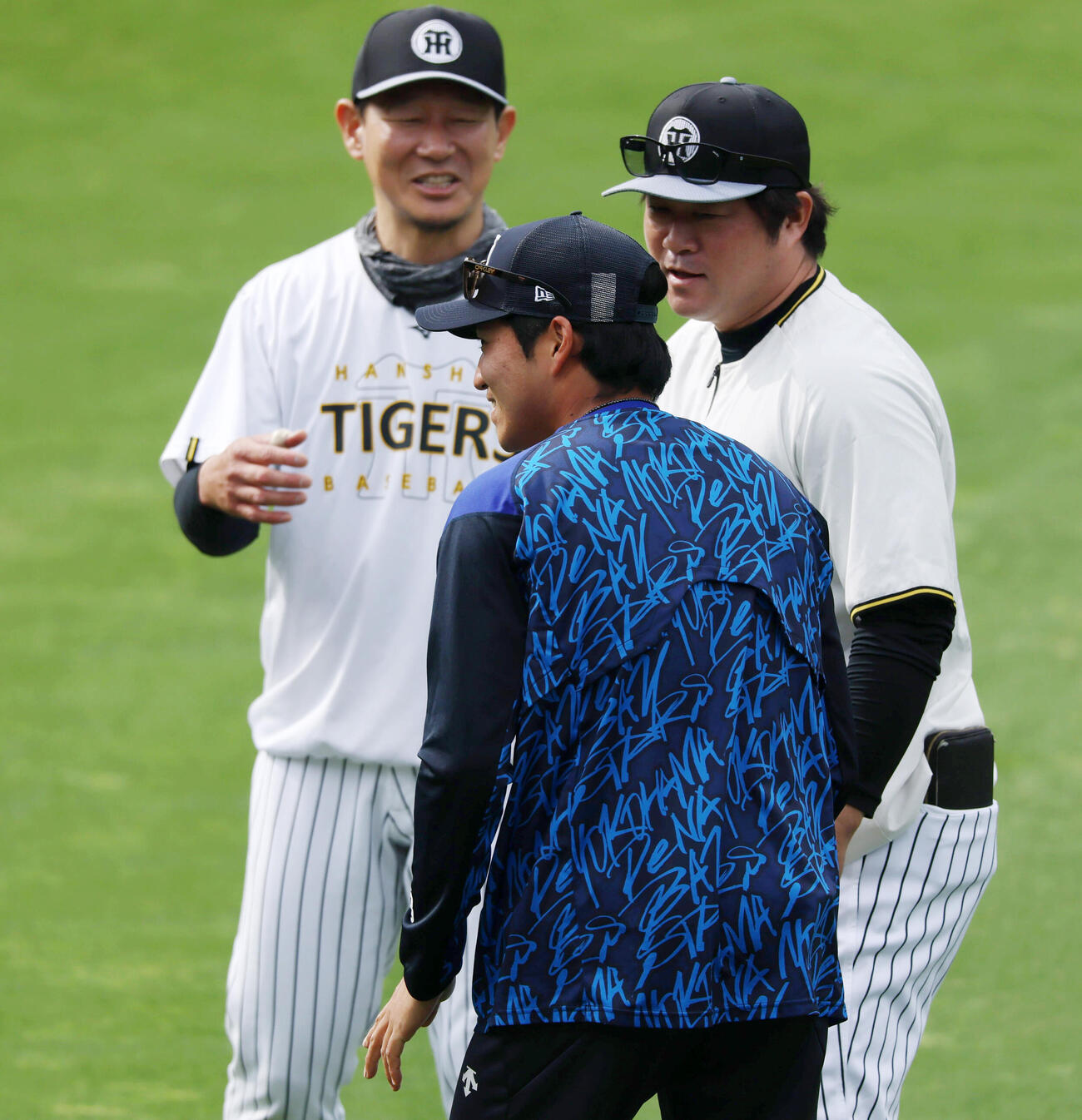 阪神対DeNA　　阪神安藤優也コーチ（右）らにあいさつするDeNA岩田将貴（撮影・加藤哉）