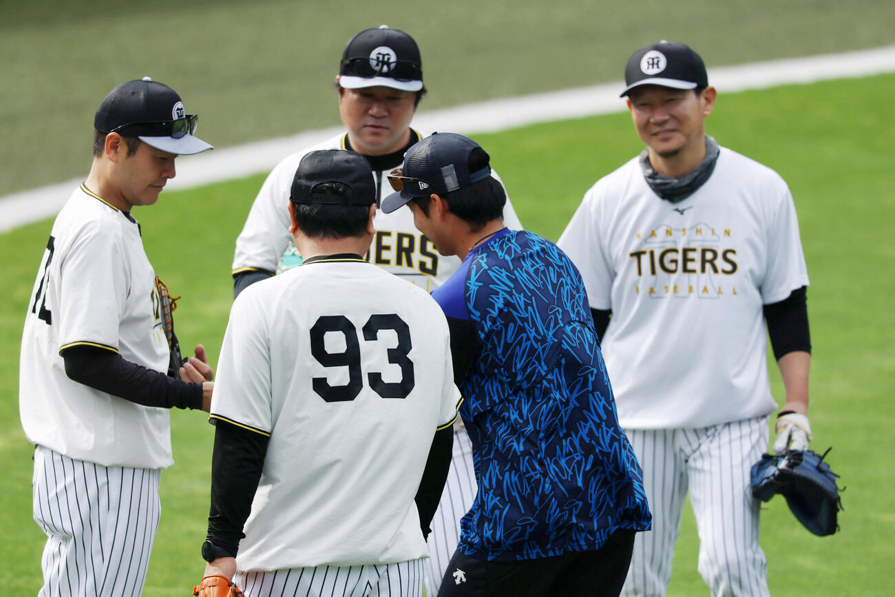 阪神対DeNA　　阪神江草仁貴コーチ（左）らにあいさつするDeNA岩田将貴（撮影・加藤哉）