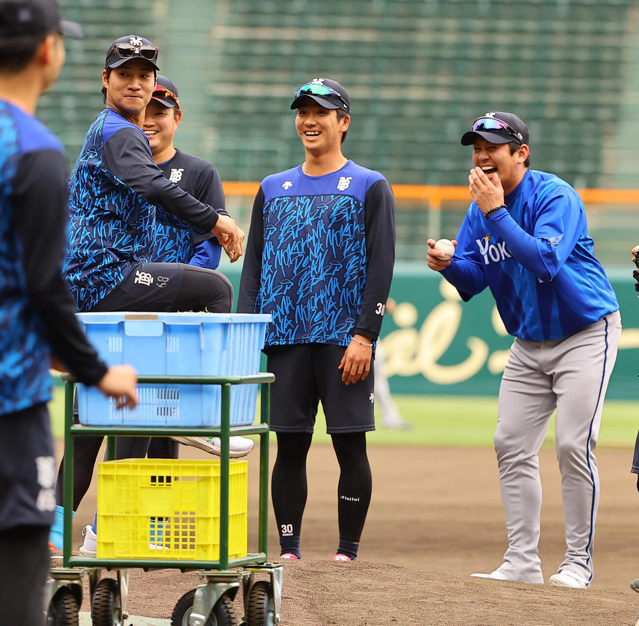 阪神対DeNA　岩田将貴（左）はDeNAナインと笑顔を見せながらマウンドの感覚を確かめる（撮影・上田博志）