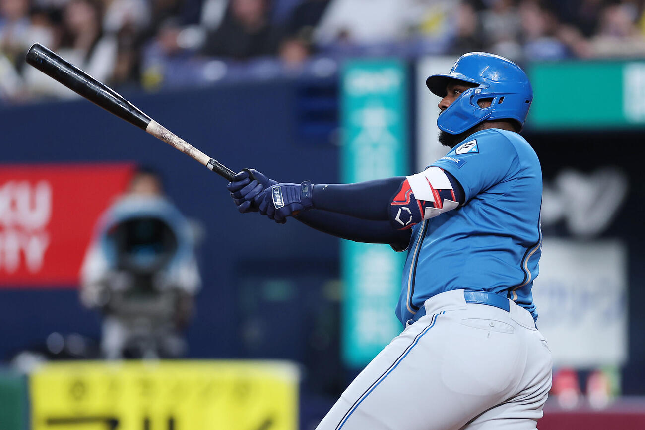 オリックス対日本ハム　3回表日本ハム2死一、二塁、左中間へ2点適時二塁打を放つフランミル・レイエス（撮影・前田充）