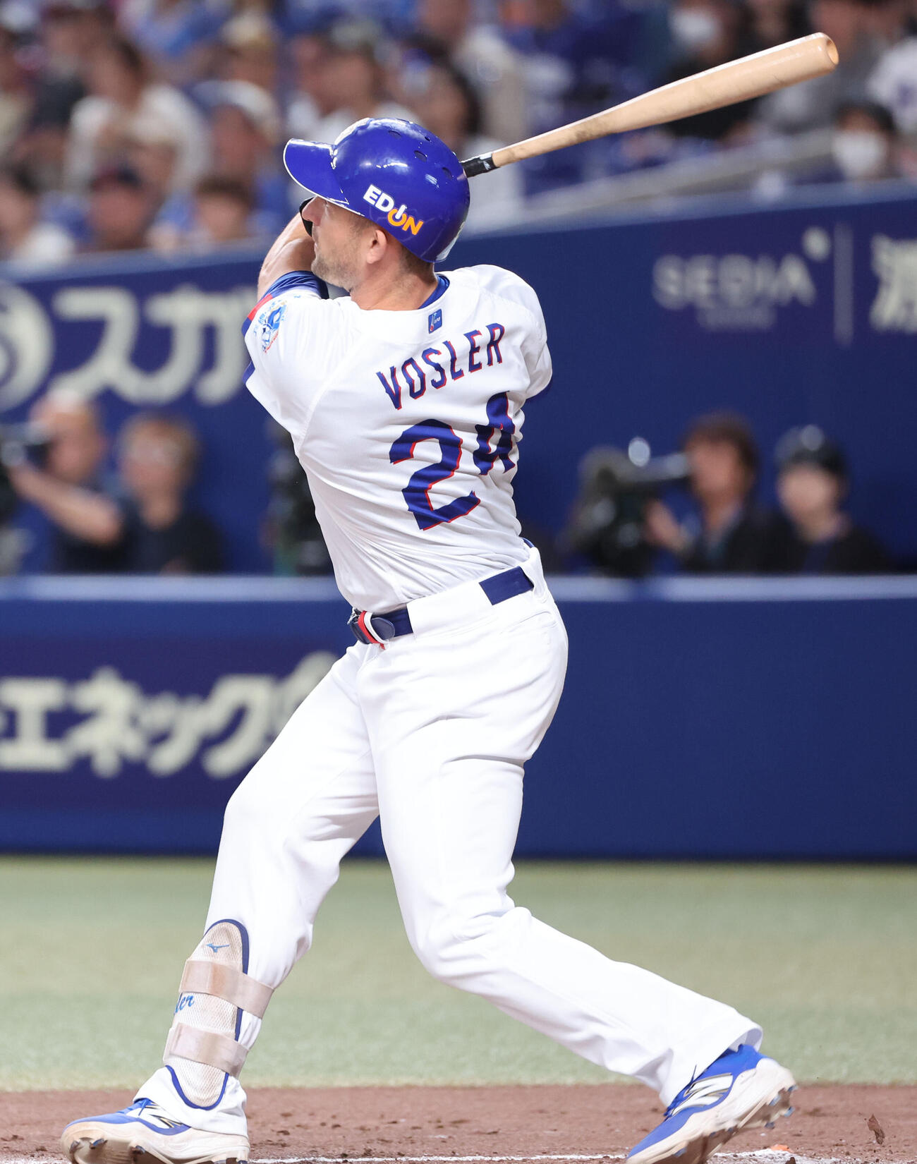 中日対巨人　2回裏中日無死一塁、ジェイソン・ボスラーは右越えに本塁打を放つ（撮影・西尾就之）