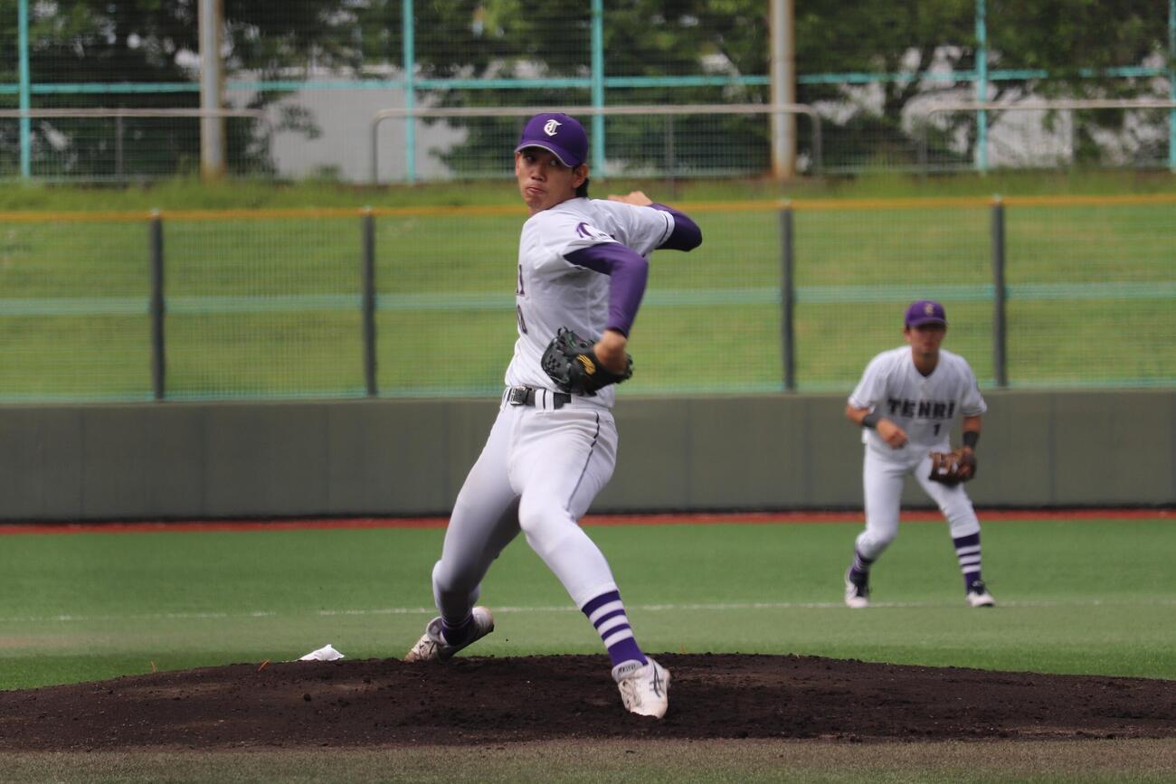 天理大対大産大　完投勝利した天理大・的場