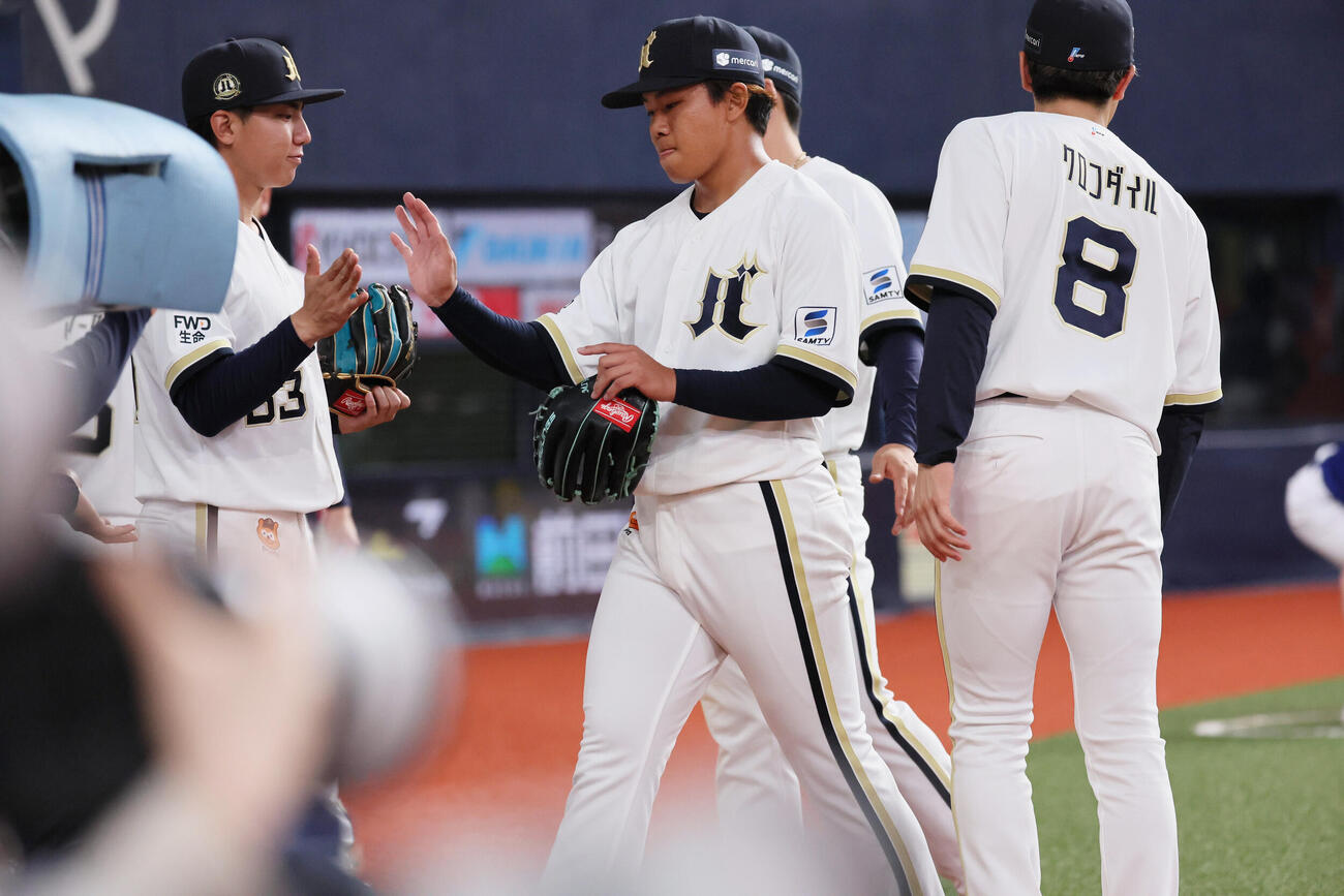 オリックス対日本ハム　オリックス先発でプロ初登板の宮国凌空（右）は、初回を抑えてナインに迎えられる　（撮影・宮崎幸一）
