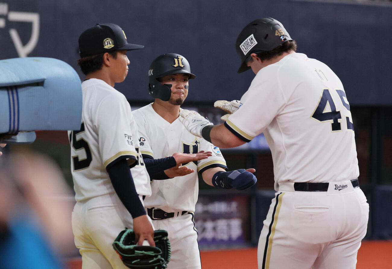 オリックス対日本ハム　2回裏オリックス1死一、三塁、森友哉（中央）はボブ・シーモア（右）の犠飛で生還する。左は宮国凌空（撮影・宮崎幸一）