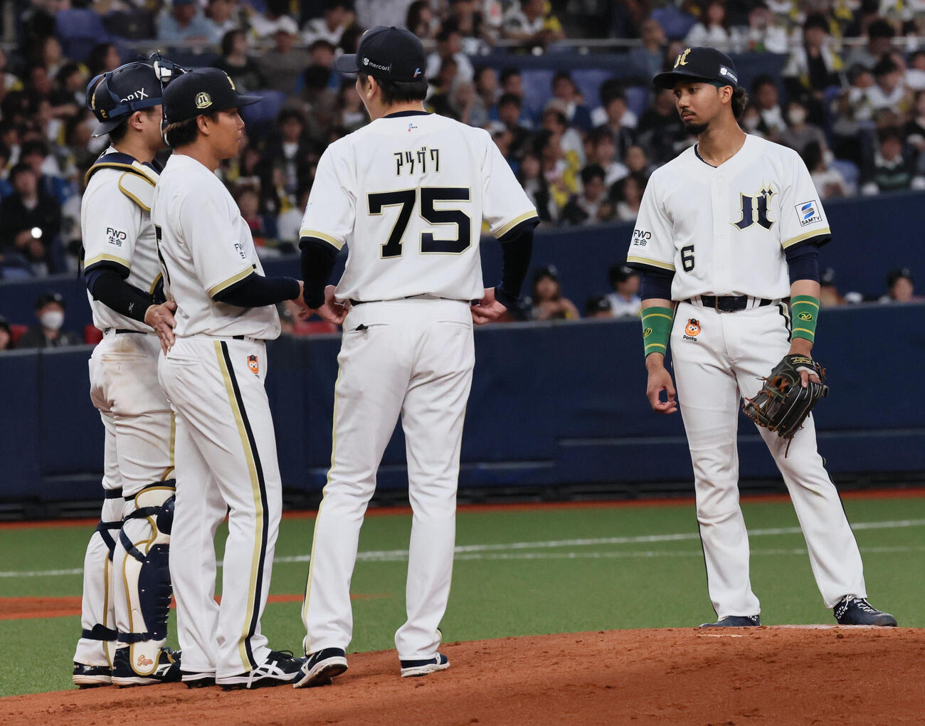 オリックス対日本ハム　3回表日本ハム2死一、三塁、宮国凌空（左から2人目）はアドバイスを受ける（撮影・宮崎幸一）