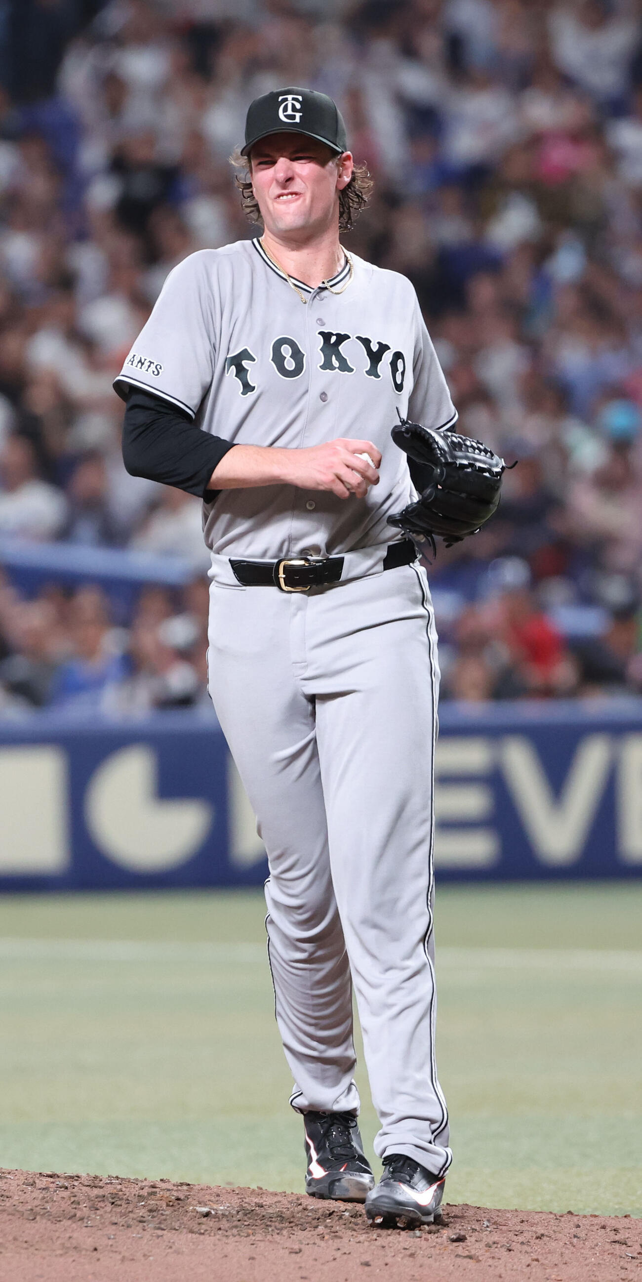 中日対巨人　5回裏中日1死一、三塁、フォレスト・ウィットリーはカリステの打球が当たり、顔をしかめる（撮影・西尾就之）