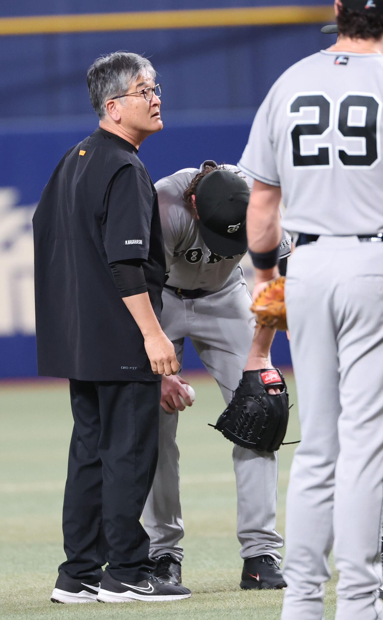 中日対巨人　5回裏中日1死一、三塁、フォレスト・ウィットリーはカリステの打球が当たり痛がる（撮影・西尾就之）