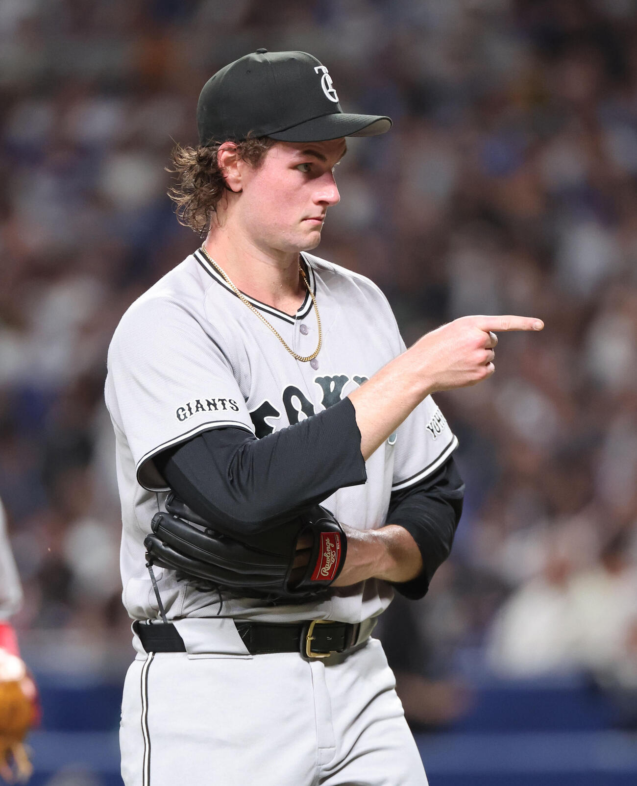 中日対巨人　4回を投げ終え、捕手を指さしながらベンチに戻る巨人フォレスト・ウィットリー（撮影・西尾就之）