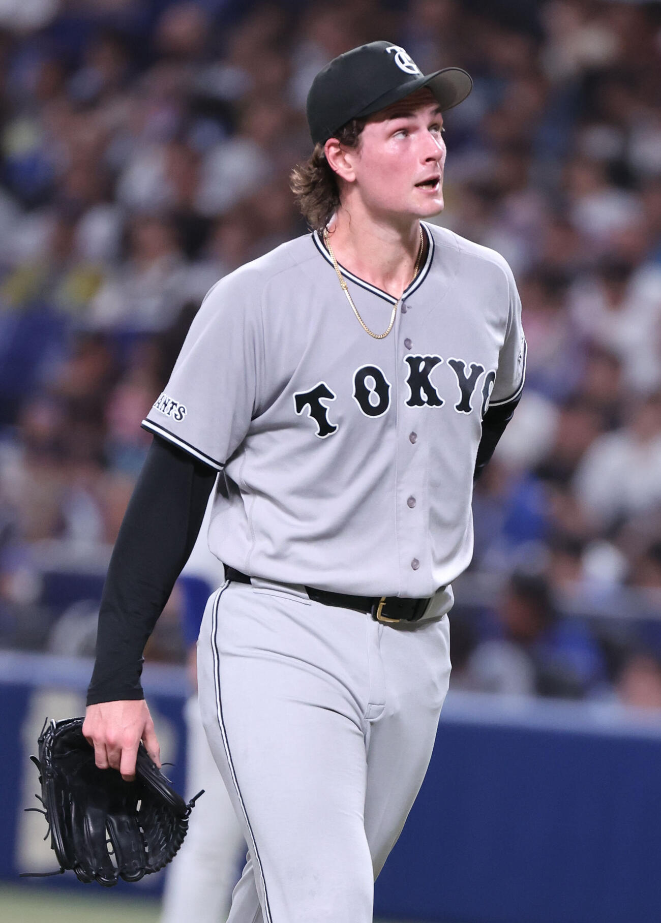 中日対巨人　3回を投げ終え、スコアボードを見上げながらベンチに戻る巨人フォレスト・ウィットリー（撮影・西尾就之）