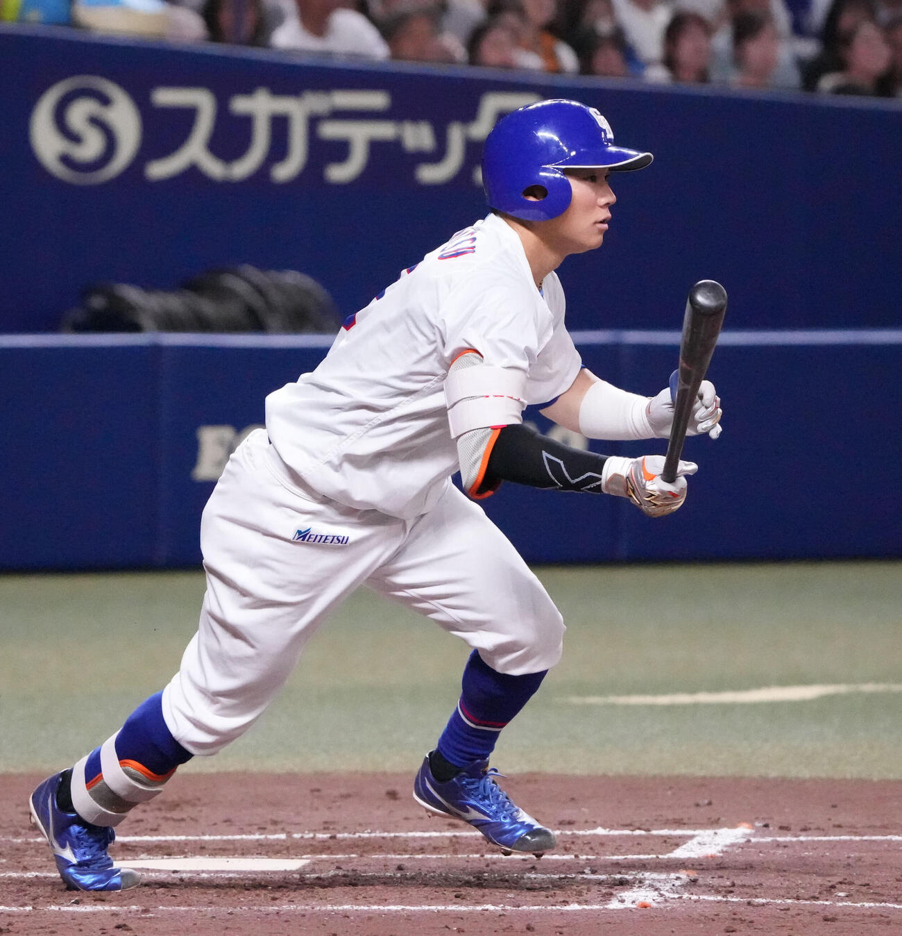 中日対巨人　5回裏中日1死満塁、適時打を放つ村松開人（撮影・森本幸一）