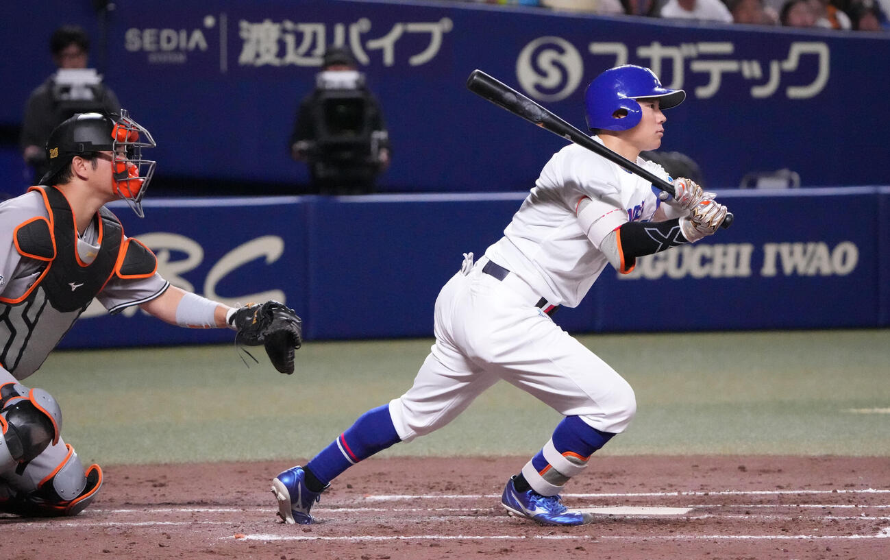 中日対巨人　5回裏中日1死満塁、適時打を放つ村松開人（撮影・森本幸一）