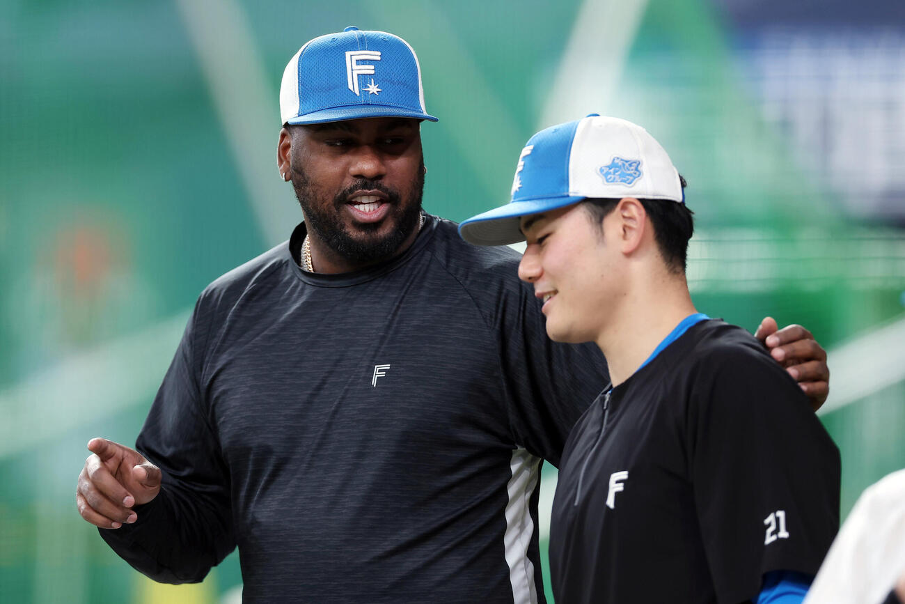 オリックス対日本ハム　試合前練習で談笑する日本ハム・フランミル・レイエス（左）と清宮幸太郎（撮影・前田充）