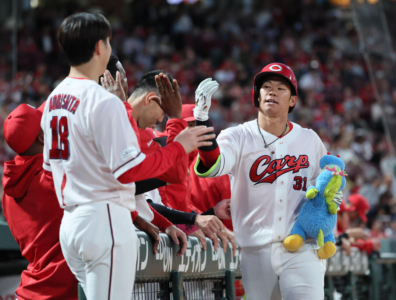 広島対ヤクルト　4回裏広島無死、右越え本塁打を放ち森下暢仁（左）に迎えられる坂倉将吾撮影・加藤孝規）