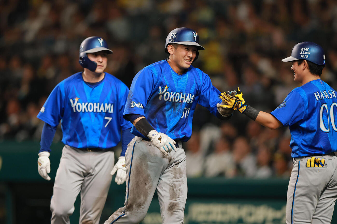 阪神対DeNA 4回表DeNA2死一、二塁、京田陽太の安打で二走佐野恵太に続いて一気に生還する山本祐大（中央）（撮影・上山淳一）