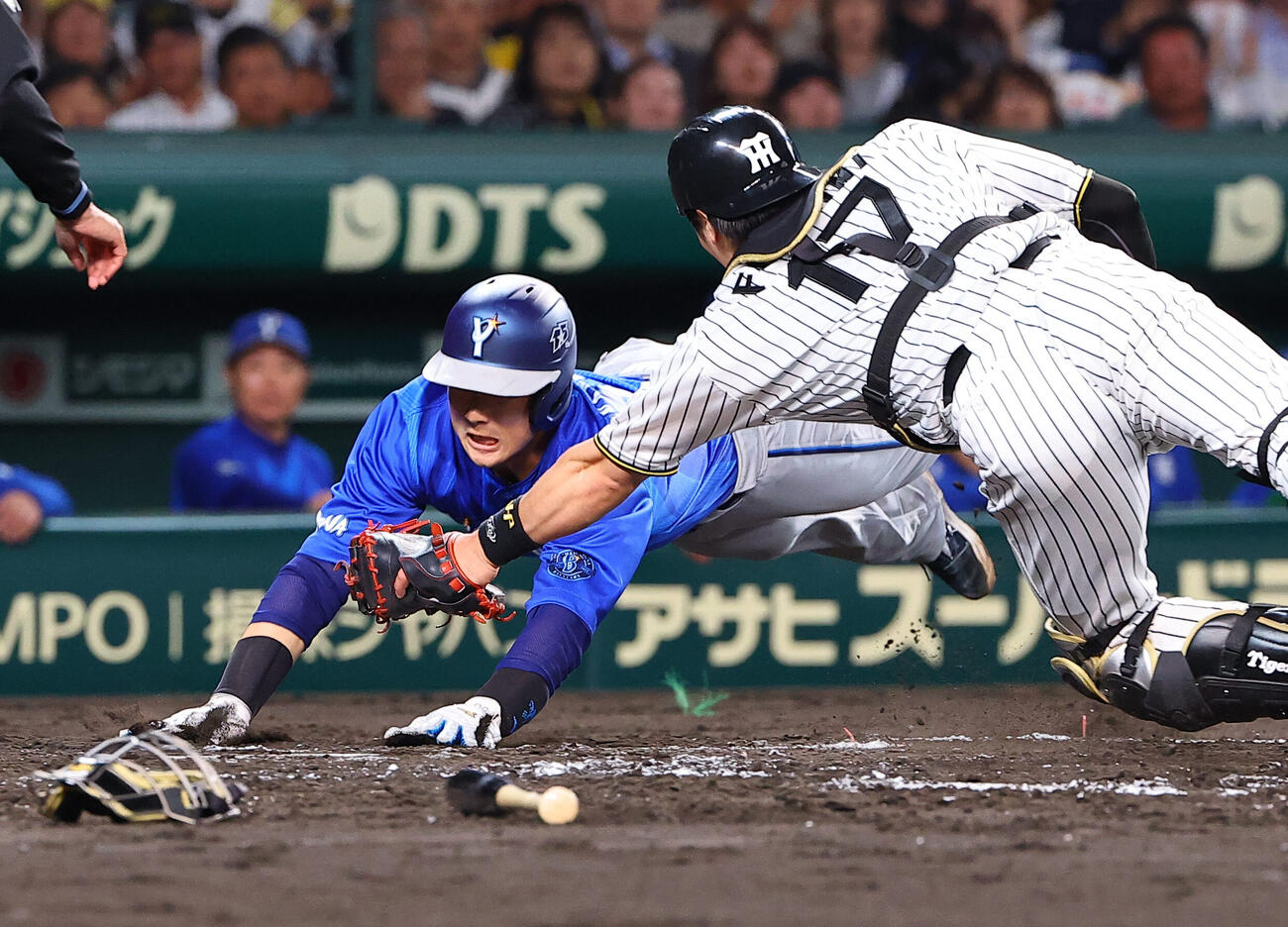 阪神対DeNA 4回表DeNA2死一、二塁、山本祐大は京田陽太の安打と福島圭音のファンブルで一塁から生還する（撮影・上田博志）