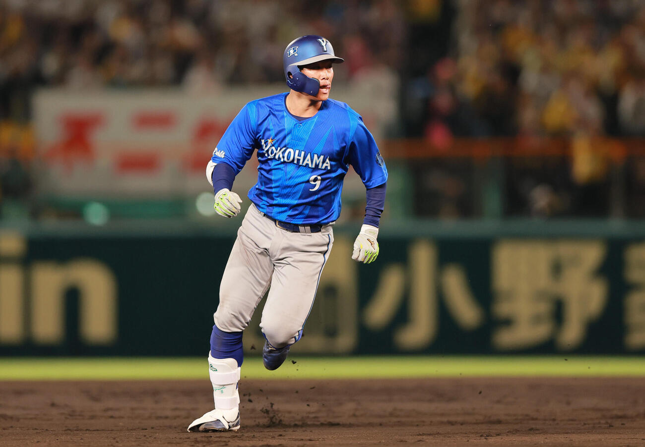 阪神対DeNA 4回表DeNA2死一、二塁、安打を放った京田陽太は相手失策の間に三塁へ向かう（撮影・上山淳一）