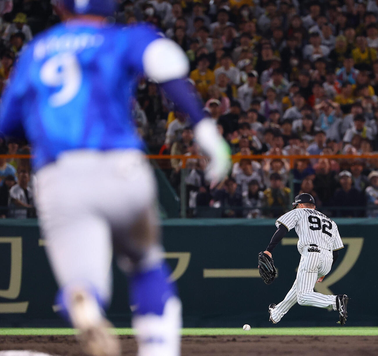 阪神対DeNA 4回表DeNA2死一、二塁、福島圭音は京田陽太の打球をファンブルする（撮影・上田博志）