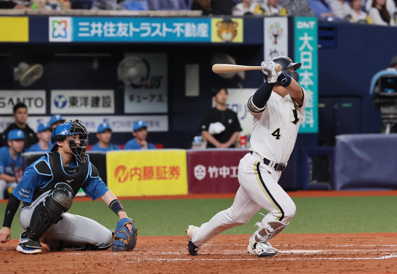 オリックス対日本ハム　4回裏オリックス無死一塁、森友哉は逆転2点本塁打を放つ（撮影・宮崎幸一）