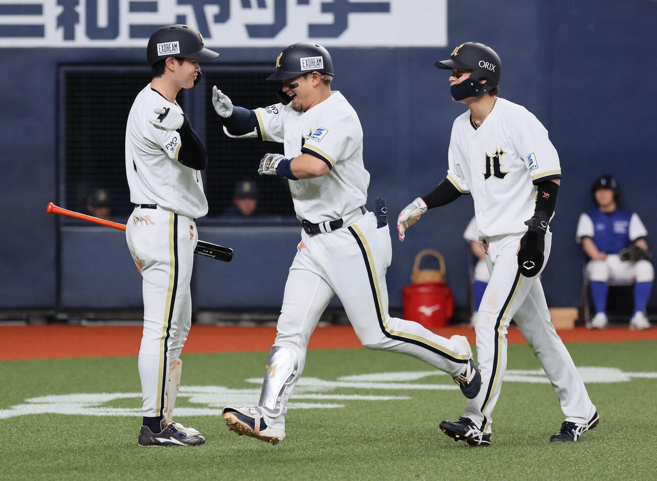 オリックス対日本ハム　4回裏オリックス無死一塁、森友哉（中央）は逆転2点本塁打を放つ（撮影・宮崎幸一）
