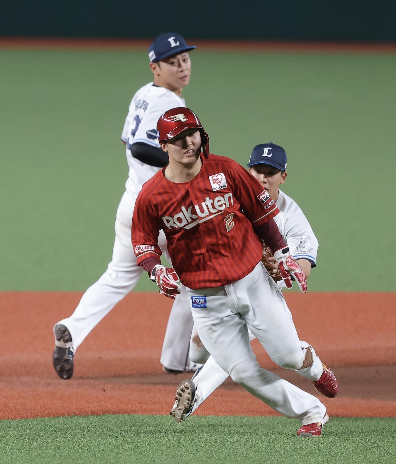 西武対楽天　6回表楽天無死二塁、中島大輔のバントで走塁死する太田光（撮影・河田真司）