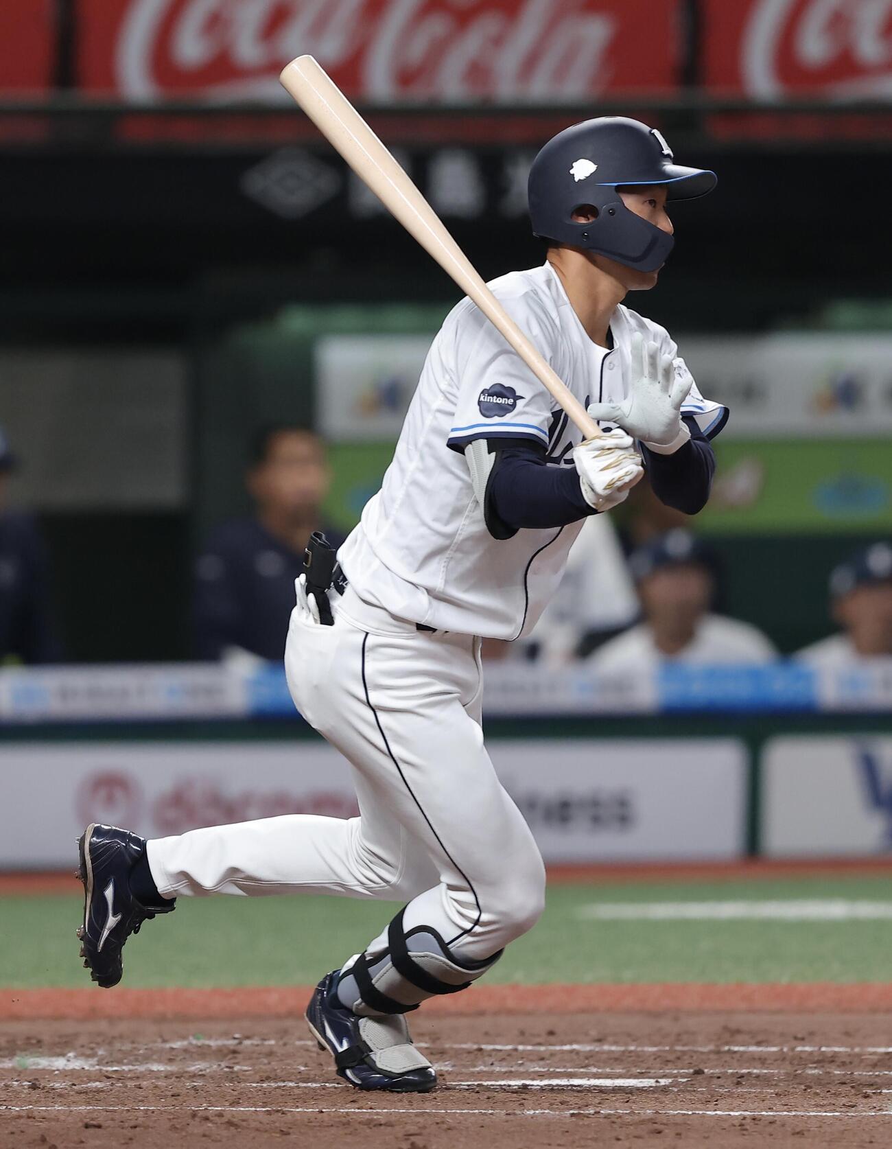 西武対楽天　2回裏西武2死二塁、右前打を放つ石井一成（撮影・河田真司）