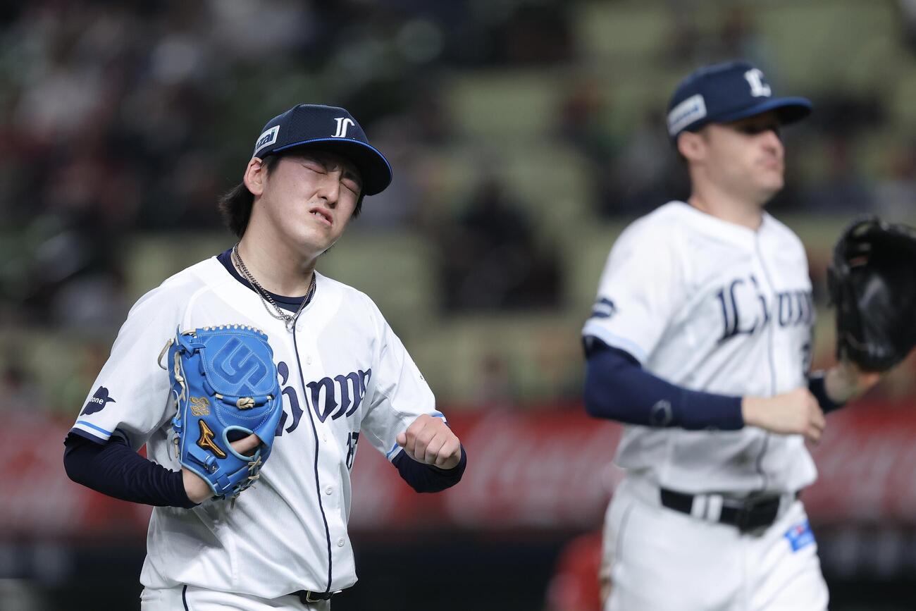 西武対楽天　8回表を終えベンチに戻る隅田知一郎（撮影・河田真司）