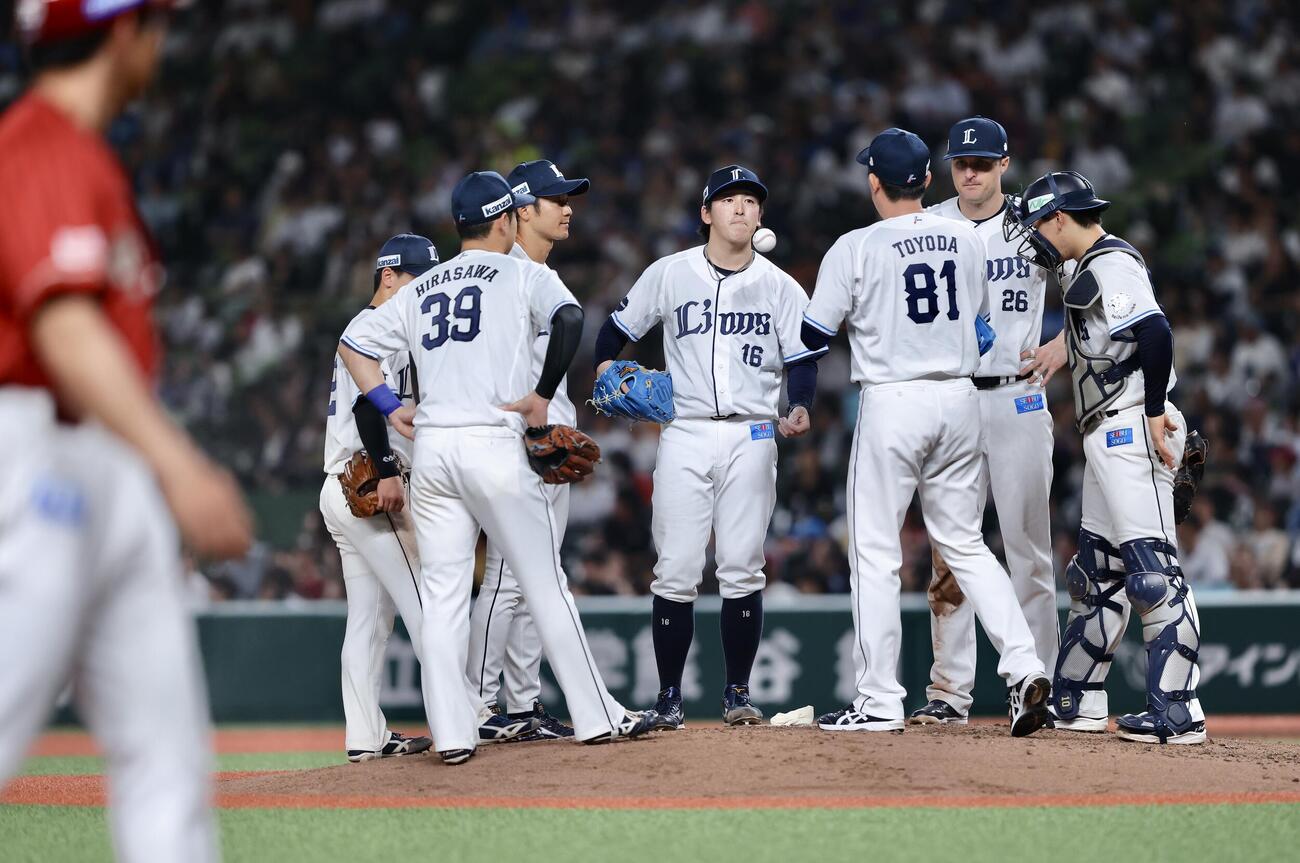 西武対楽天　8回表、マウンドに集まる隅田知一郎（中央）ら西武ナイン（撮影・河田真司）