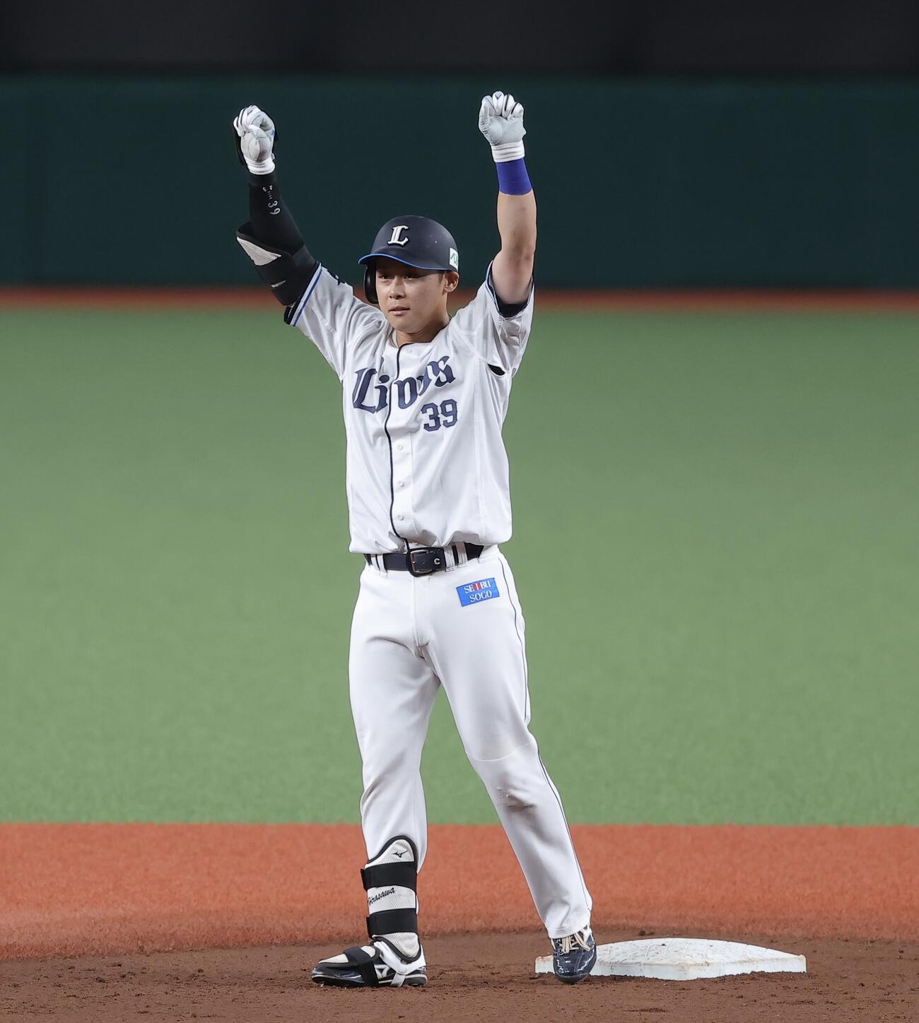 西武対楽天　6回裏西武1死二塁、適時二塁打で出塁する平沢大河（撮影・河田真司）