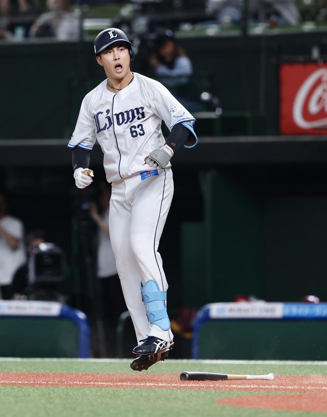 西武対楽天　8回裏西武無死、左越えソロ本塁打を放つ長谷川信哉（撮影・河田真司）