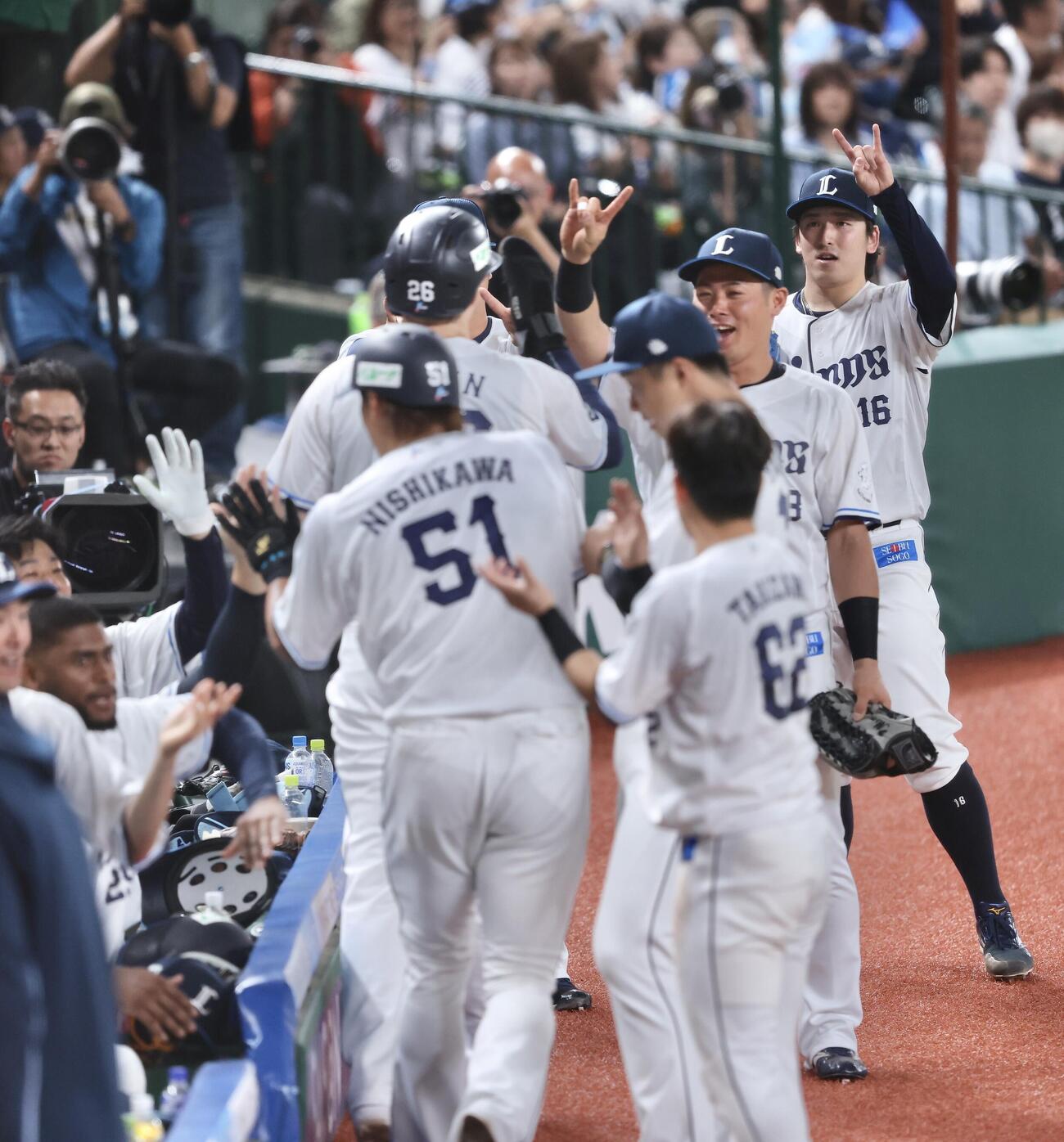 西武対楽天　6回裏西武1死一、林安可の先制2点適時二塁打で生還するチームメートを迎える隅田知一郎（右）（撮影・河田真司）