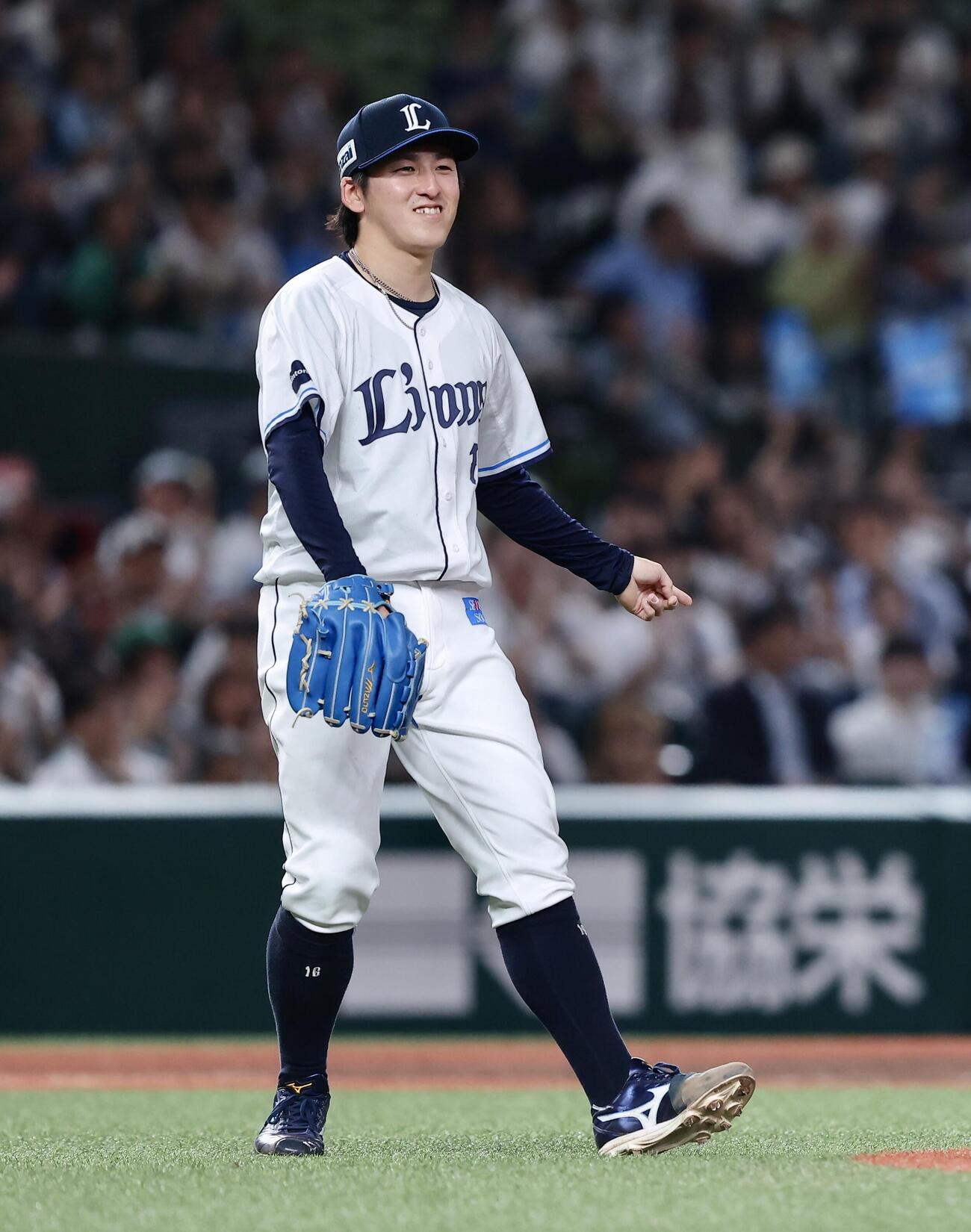 西武対楽天　5回表を抑え笑顔を見せる隅田知一郎（撮影・河田真司）