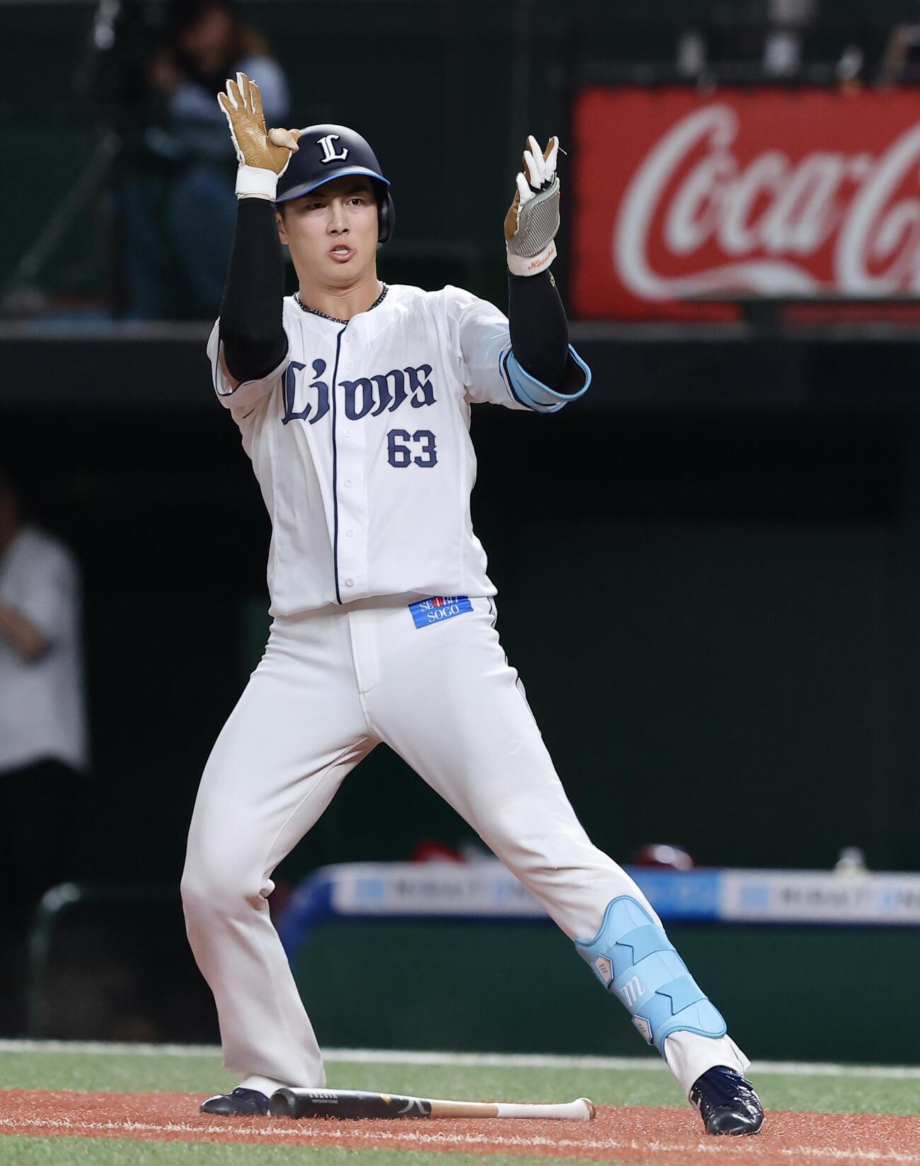西武対楽天　8回裏西武無死、左越えソロ本塁打を放つ長谷川信哉（撮影・河田真司）