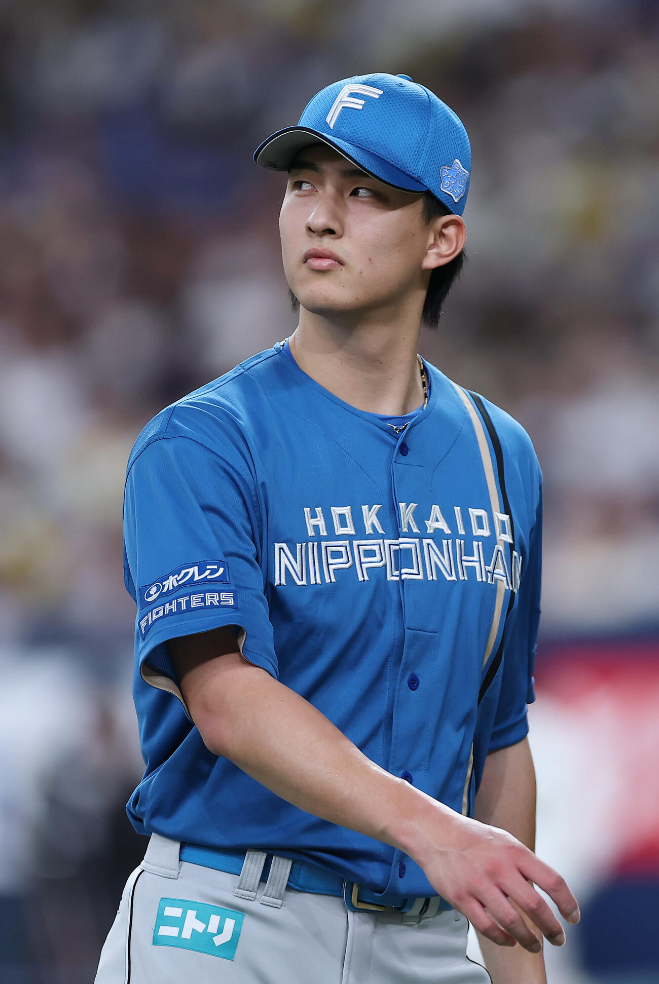 オリックス対日本ハム　4回裏を投げ終え、厳しい表情を見せながらベンチへ戻る達孝太（撮影・前田充）