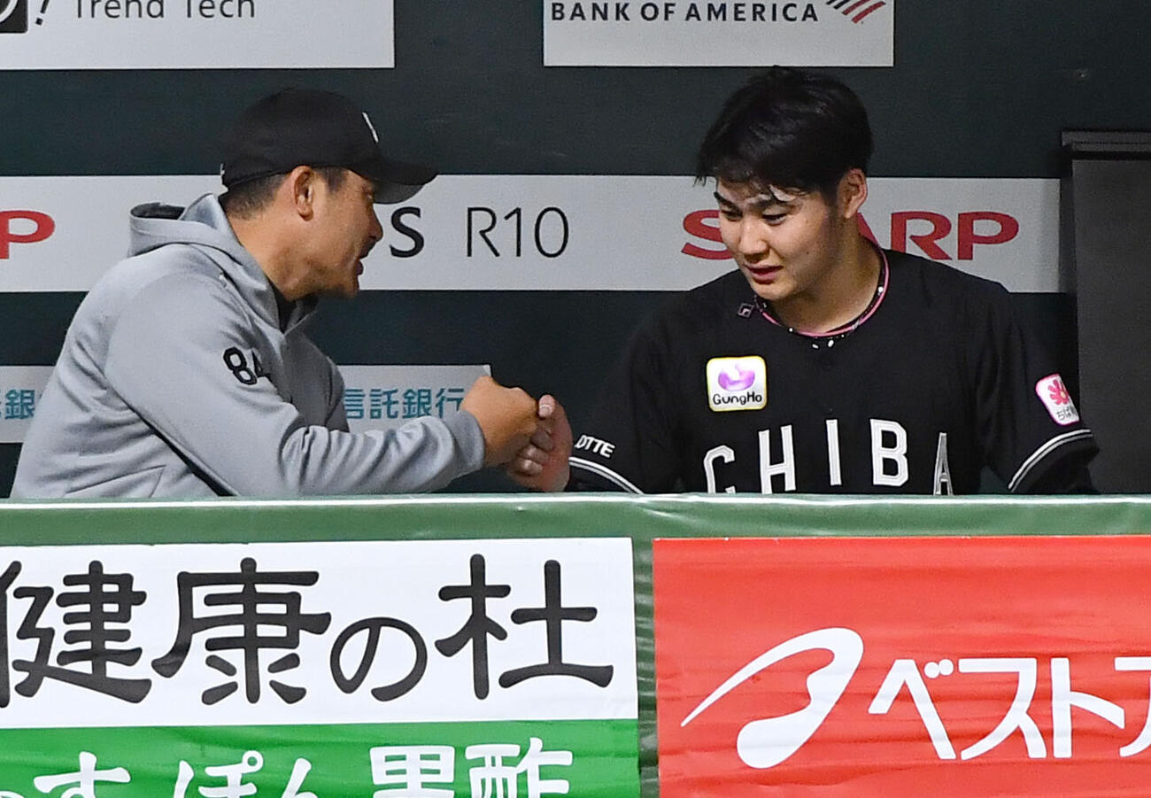 ソフトバンク対ロッテ　6回裏終了後、ベンチで黒木知宏投手コーチ（左）とグータッチを交わす広池康志郎（撮影・岩下翔太）
