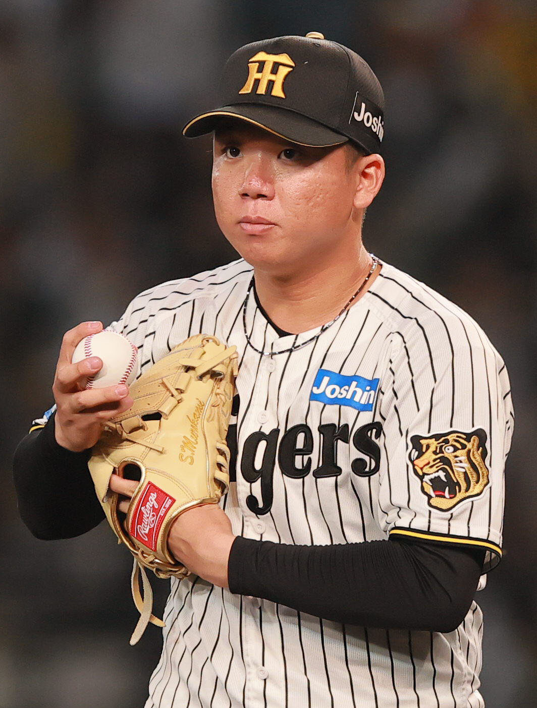 阪神対DeNA 3回表、野手を確認する阪神先発の村上頌樹（撮影・上山淳一）