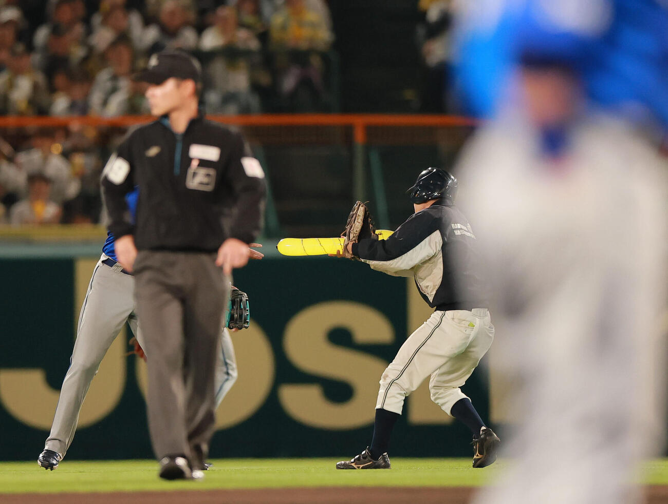 阪神対DeNA 7回裏、ジェット風船がグラウンドに転がりプレーが止まる（撮影・上山淳一）