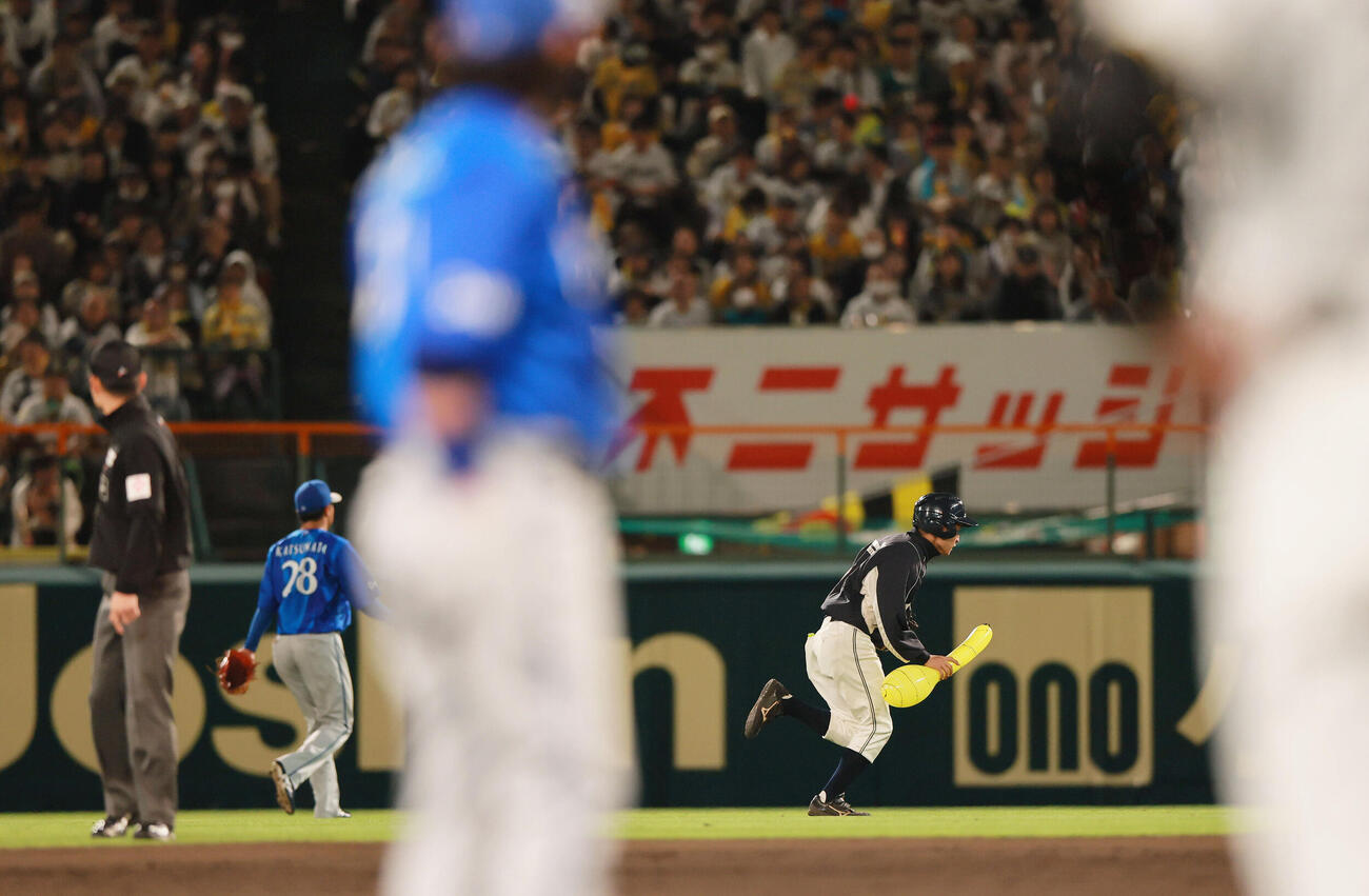 阪神対DeNA 7回裏、ジェット風船がグラウンドに転がりプレーが止まる（撮影・上山淳一）
