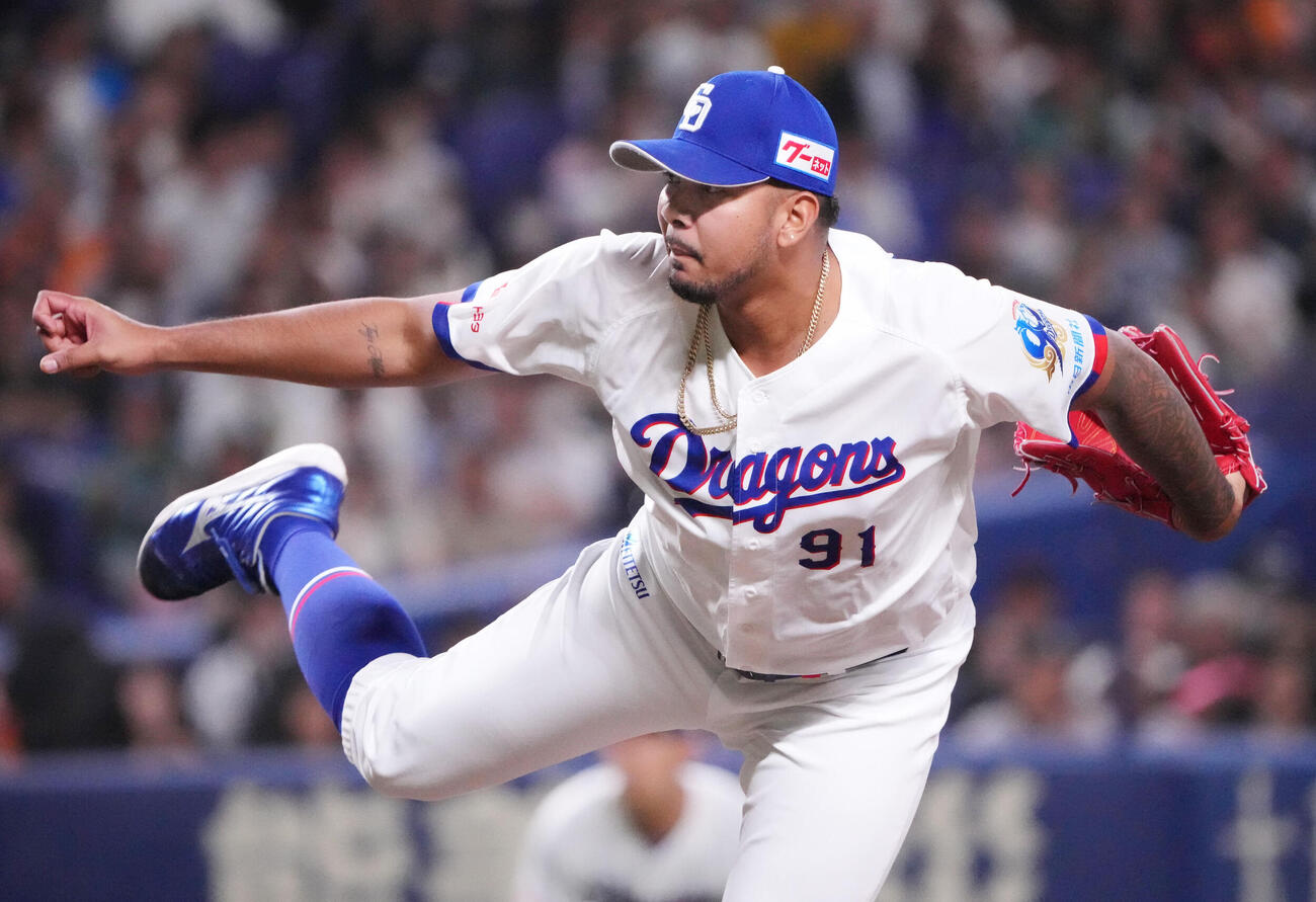 中日対巨人　8回表、中日3番手で登板するウンベルト・メヒア（撮影・森本幸一）